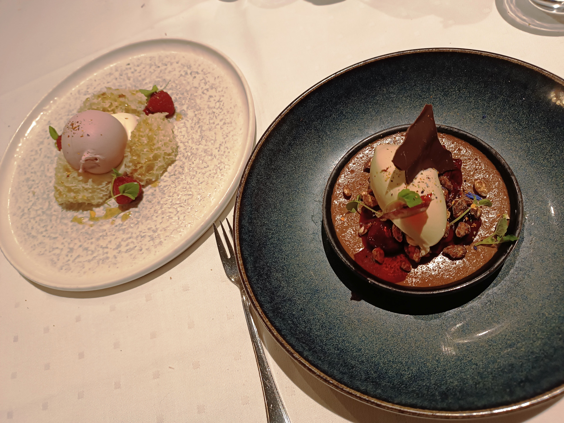 バー、レストラン、ショップ、カジノコーナー、ゲームコーナーのほか、生演奏やディスコタイムも