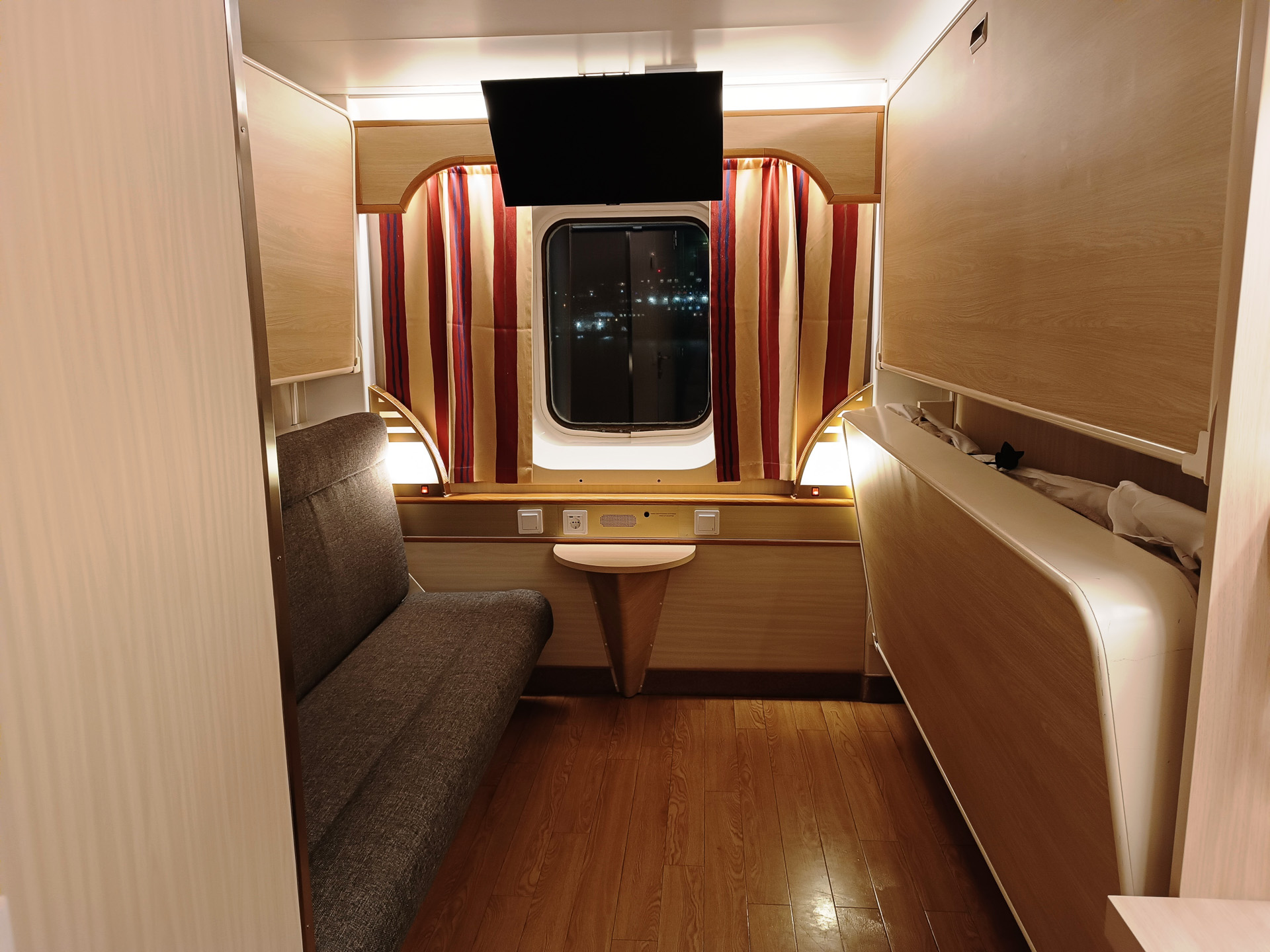 船内はすべて個室。小さいバスルームも付いて一晩寝るには十分