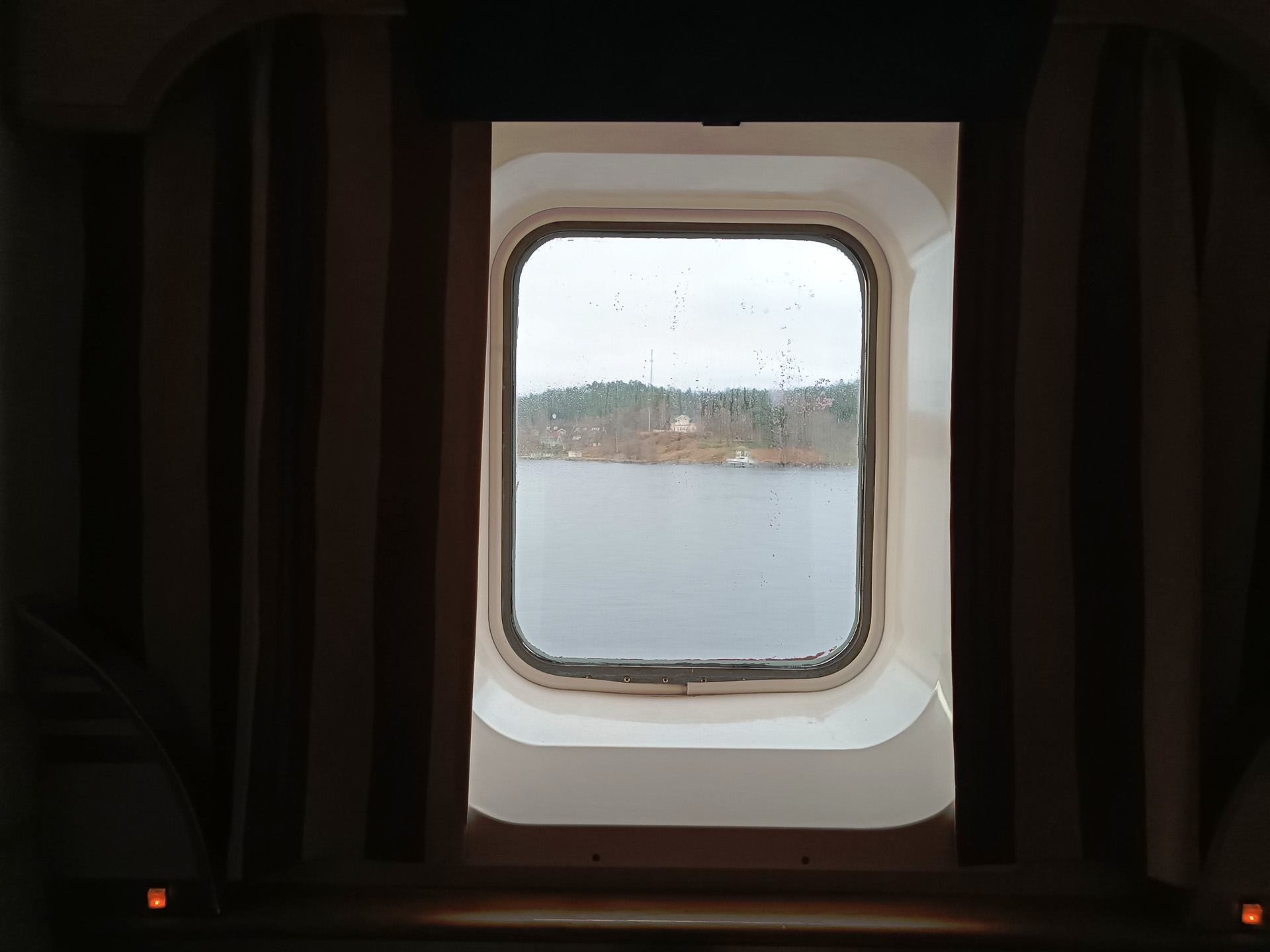 夜が明けてからは甲板に出てしばらく外を眺めていました