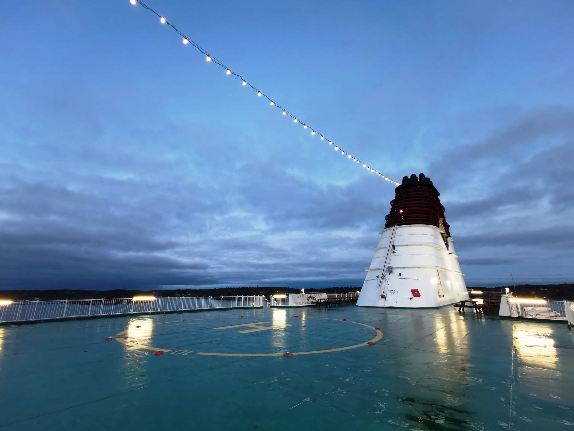 夜が明けてからは甲板に出てしばらく外を眺めていました