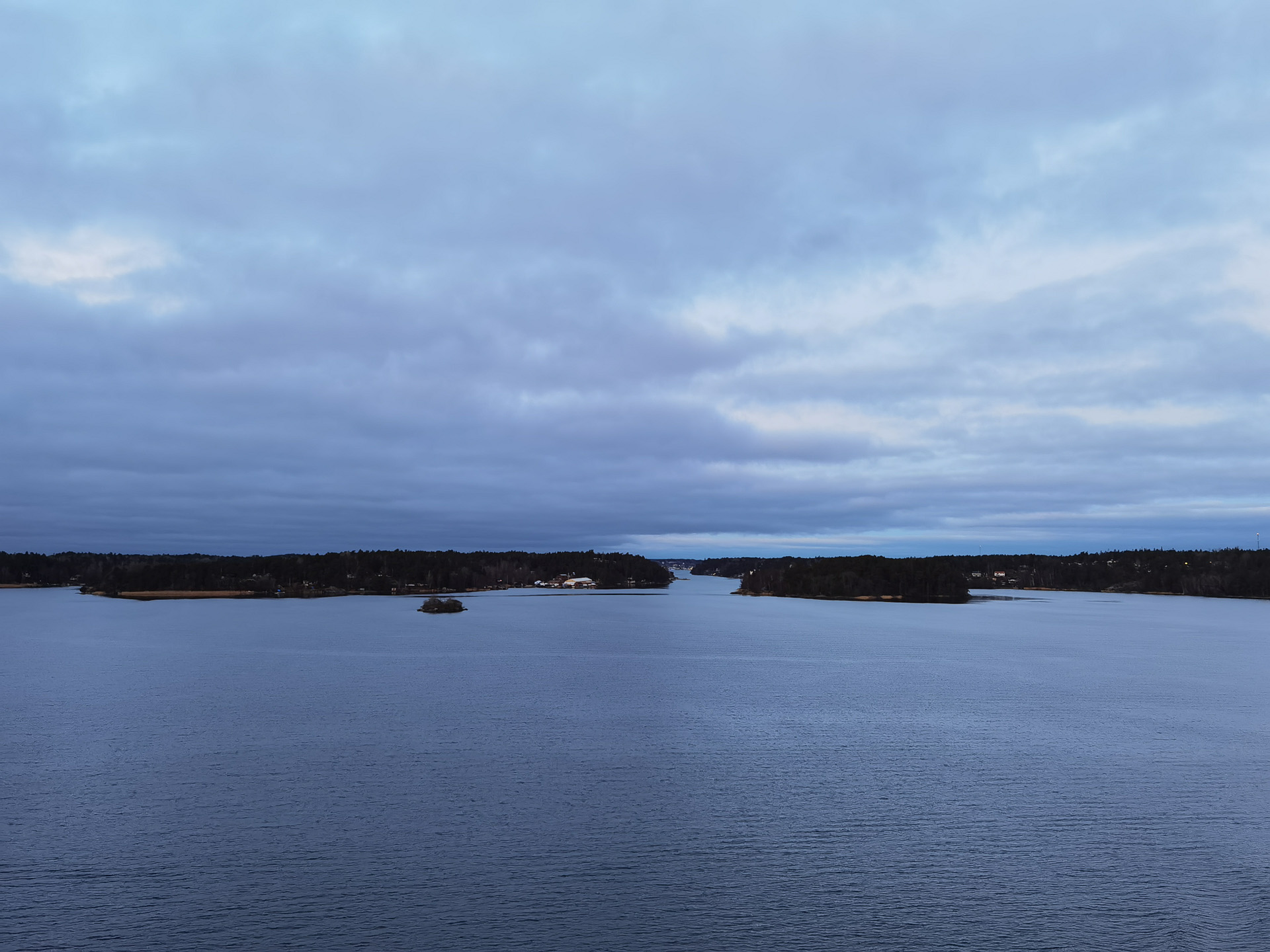 夜が明けてからは甲板に出てしばらく外を眺めていました