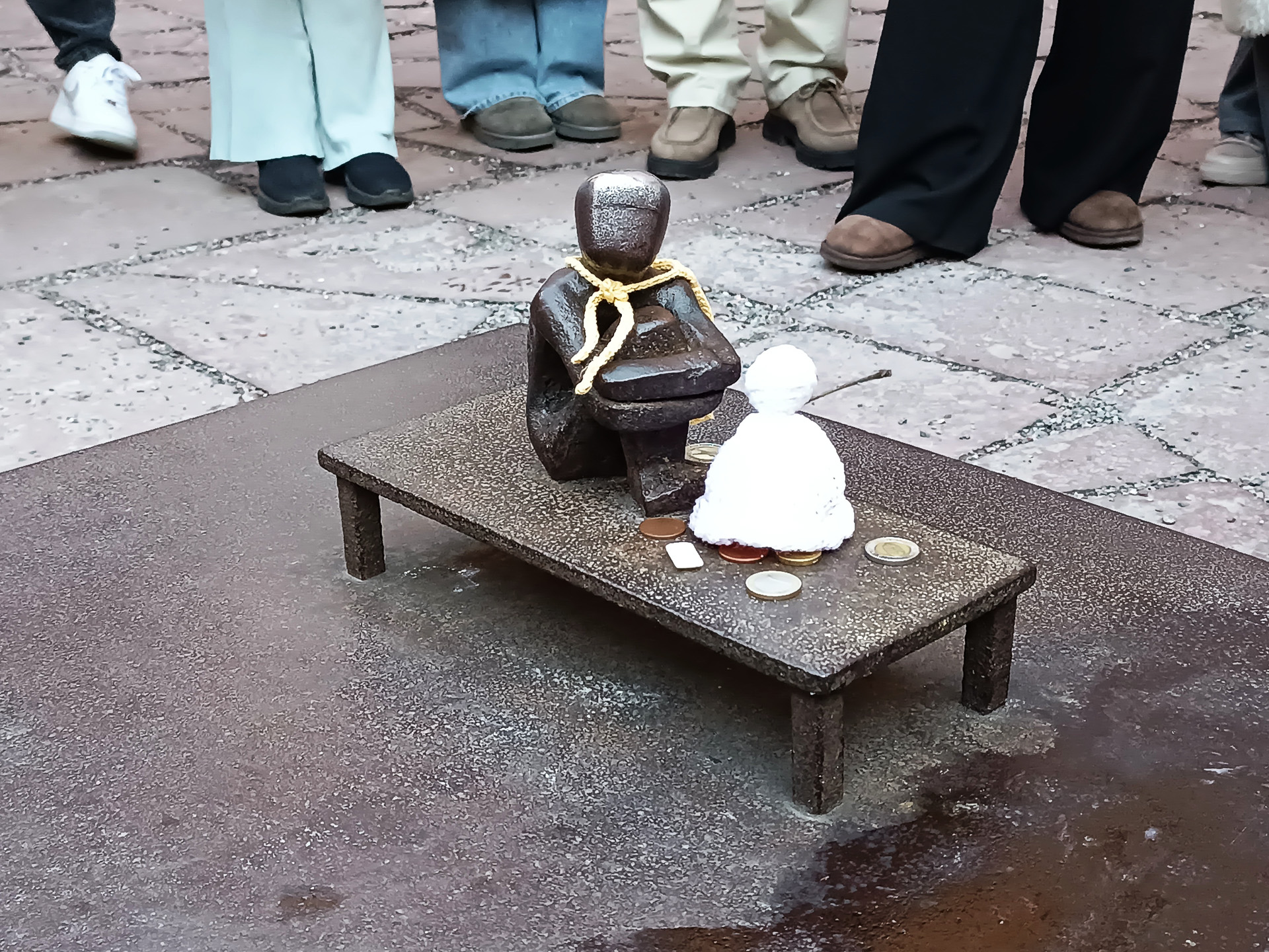 ヤーンポイケ、別名「月をながめる少年」は、15cmほどの小さな像です。なでると幸運が訪れるというので、つるつるに光っています