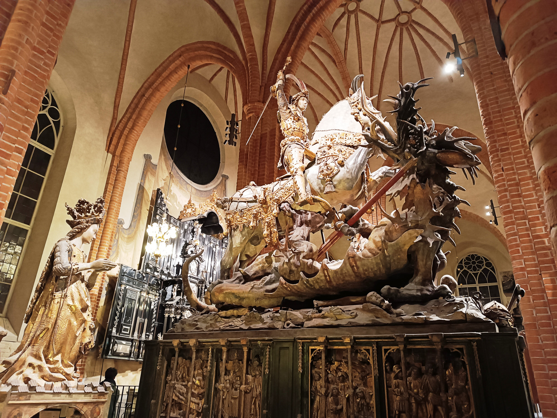 教会で一番有名な、聖ジョージとドラゴンの木製彫刻