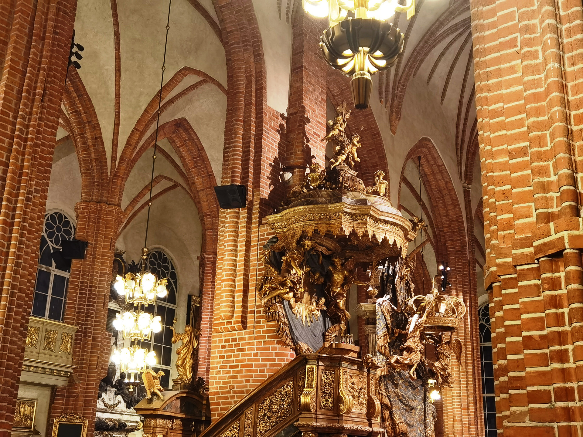 玉座の布に見える部分もよく見ると木製