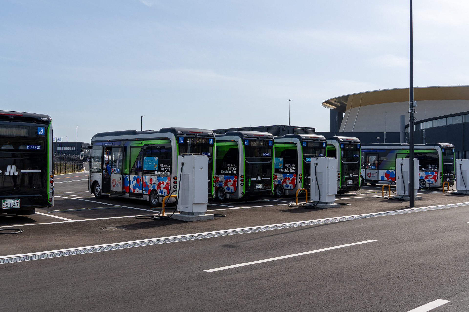 停留所周辺には待機中のバスも多数見られた