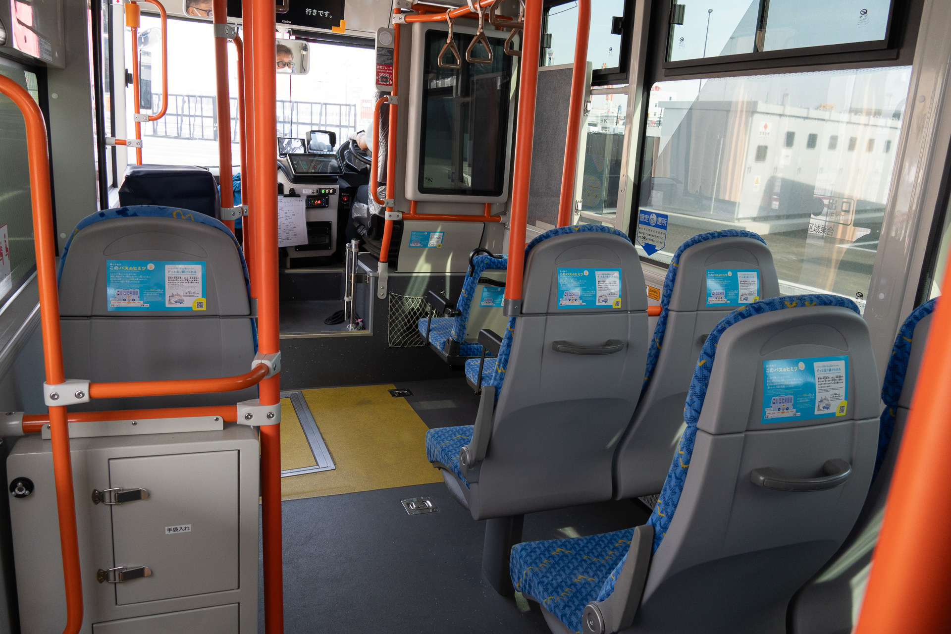 バスはコンパクトなので1台あたりの定員は少なめだが、全体で約100台のe Moverを用意しているので、次のバスはすぐ来る