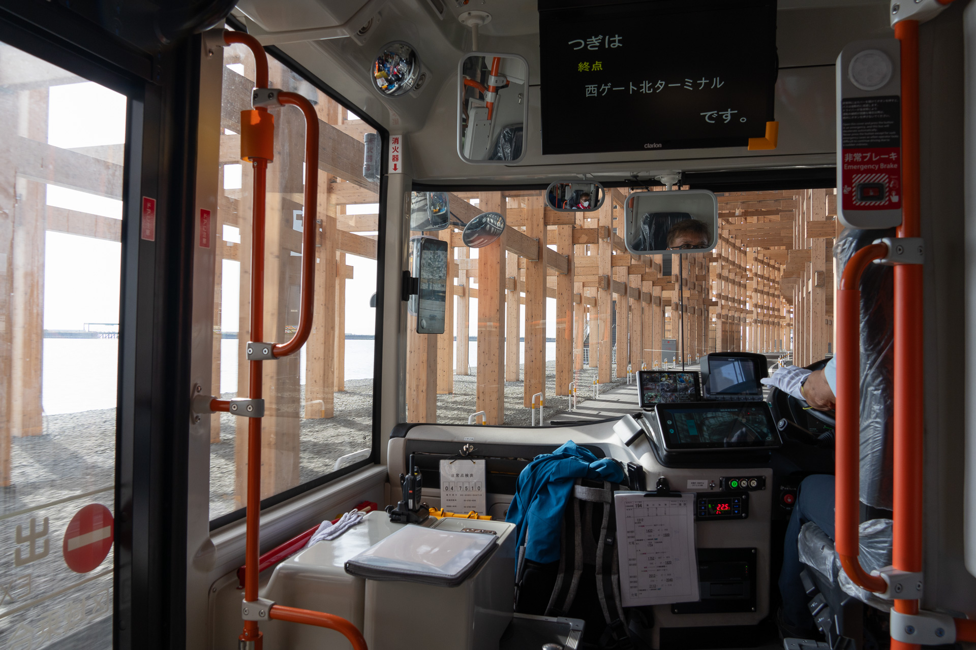 リング東停留所～西ゲート南停留所の間は大屋根リングの内側を走行する。南側に大阪湾を望むルート