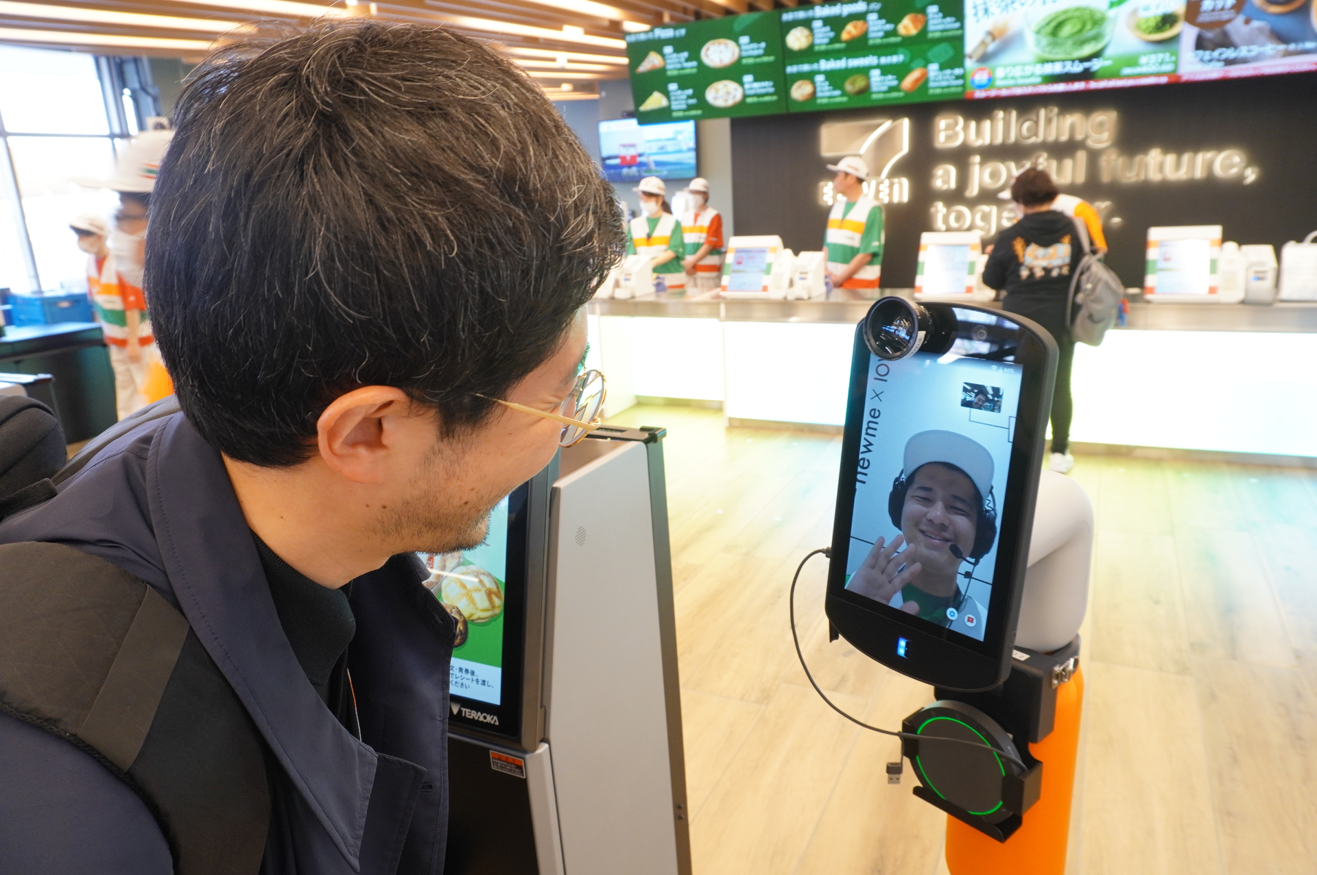 万博会場にある「セブン-イレブン」ではアバターロボットが遠隔接客！