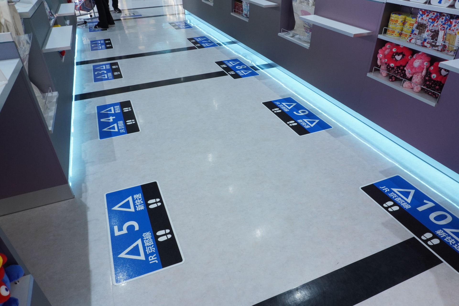 会計レジ周りは駅そっくり