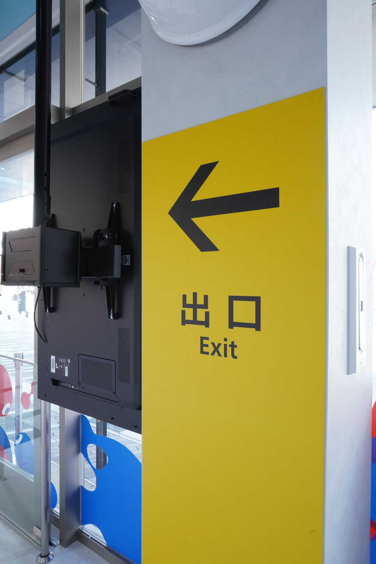 会計レジ周りは駅そっくり