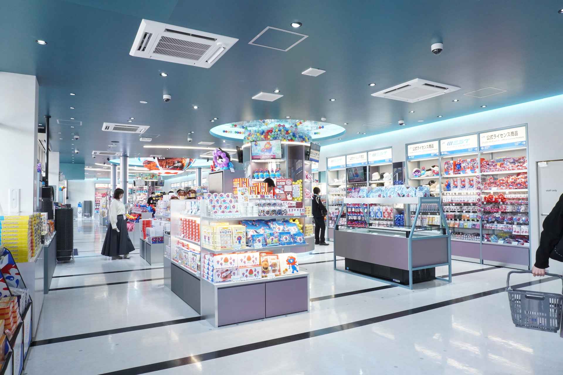 店内は柱や照明で近未来的な雰囲気になっている