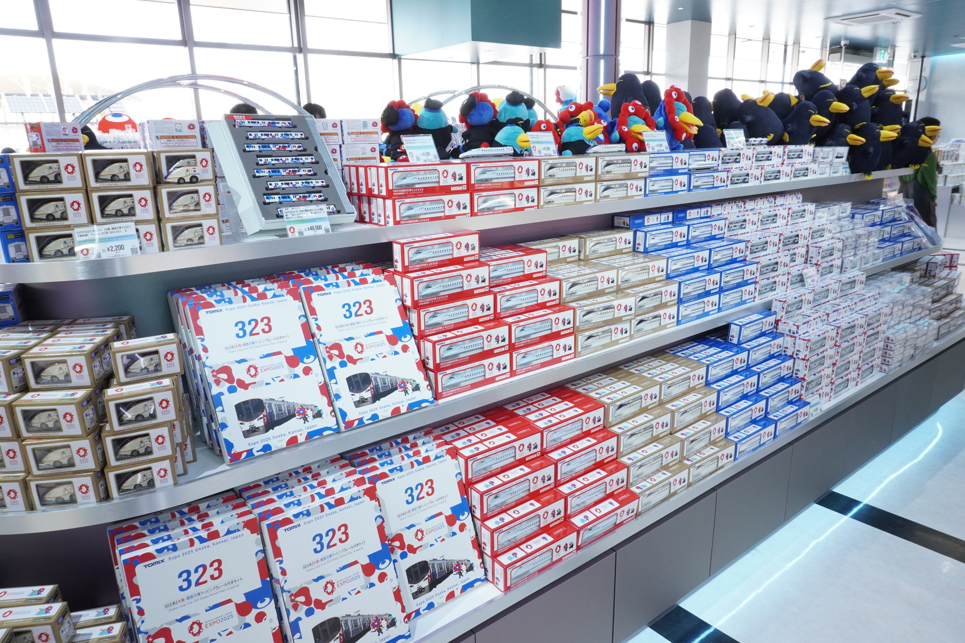 チョロQや鉄道模型などおうちに飾れるグッズもそろってます