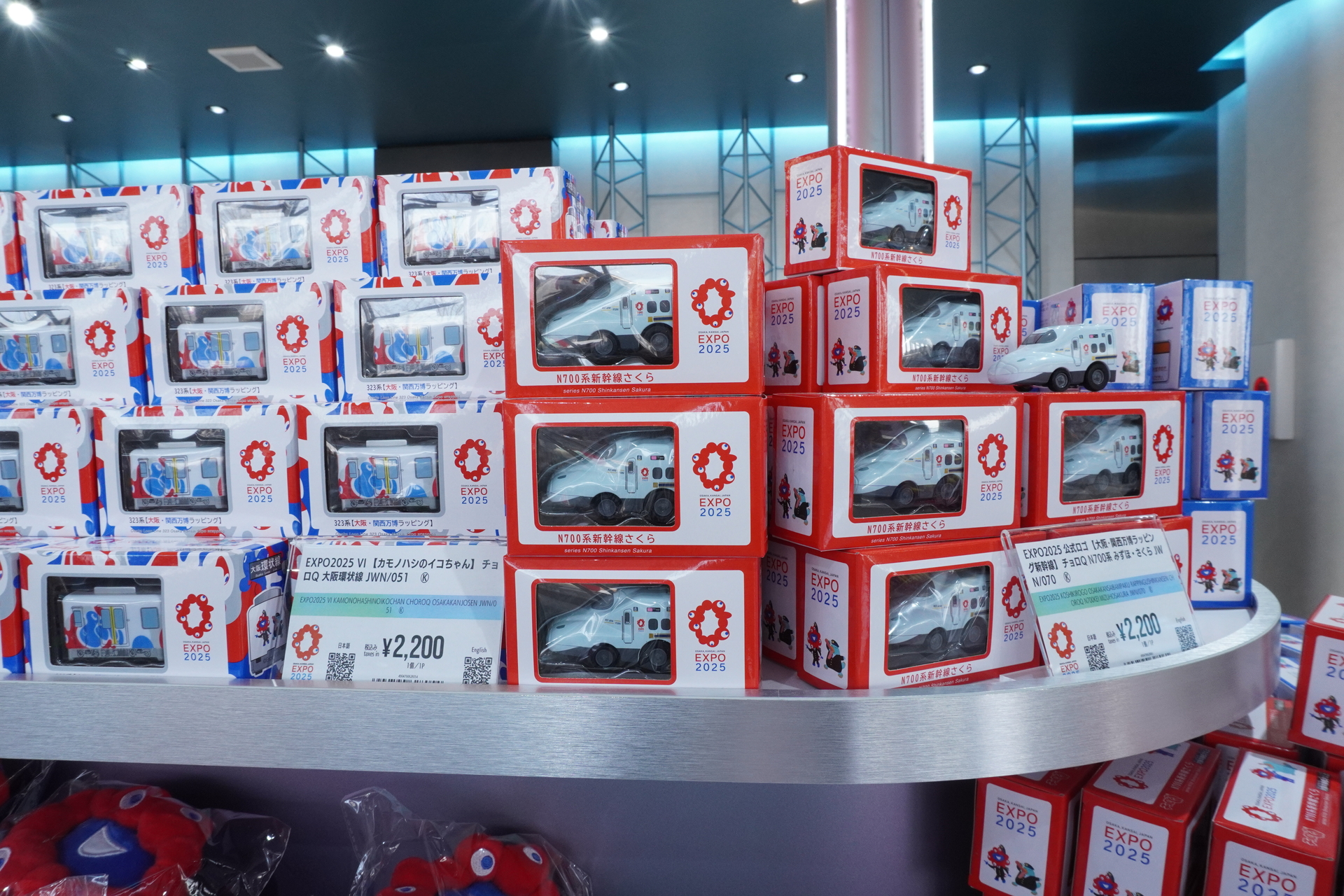 チョロQや鉄道模型などおうちに飾れるグッズもそろってます