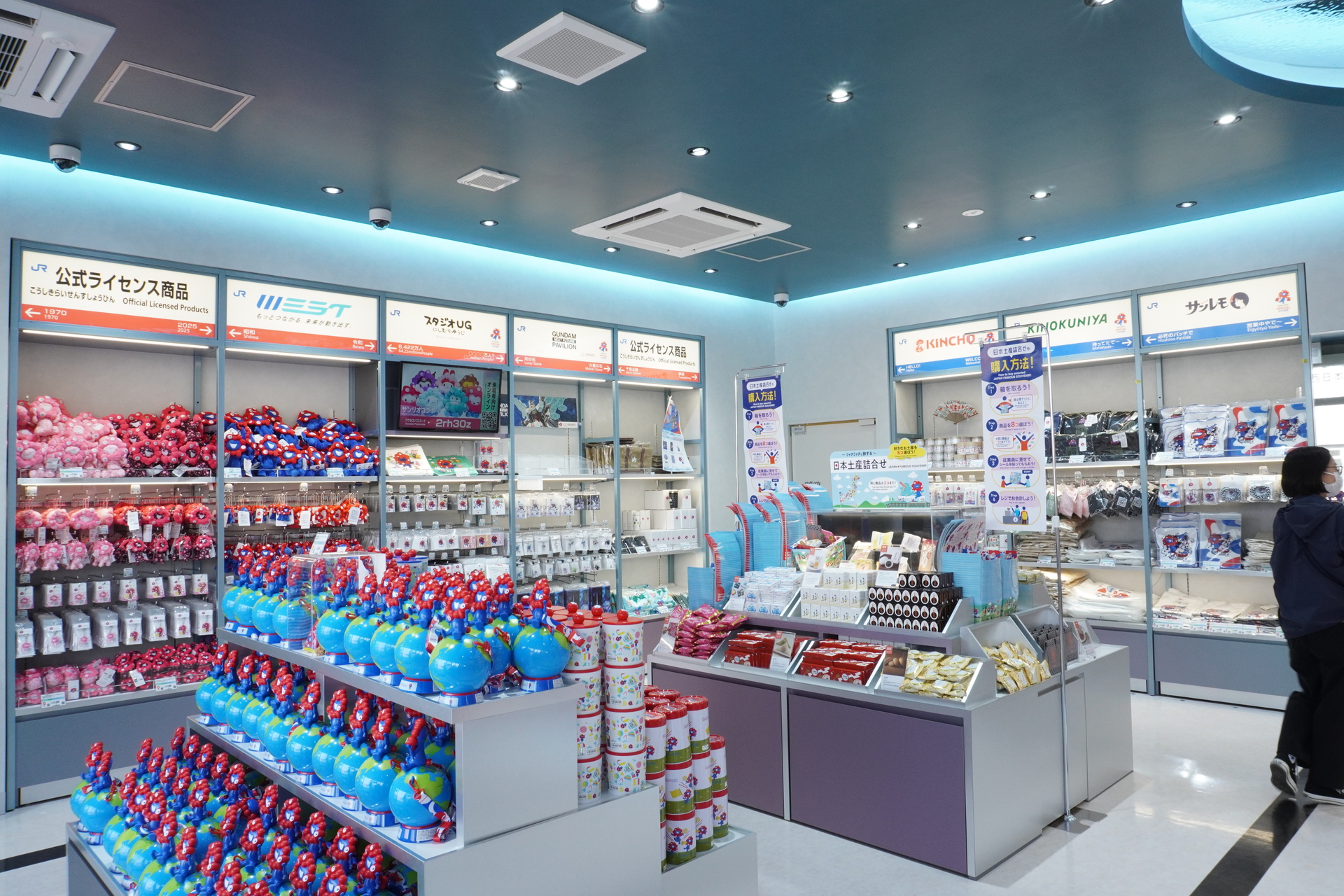 駅のサインや標識をモチーフにした案内