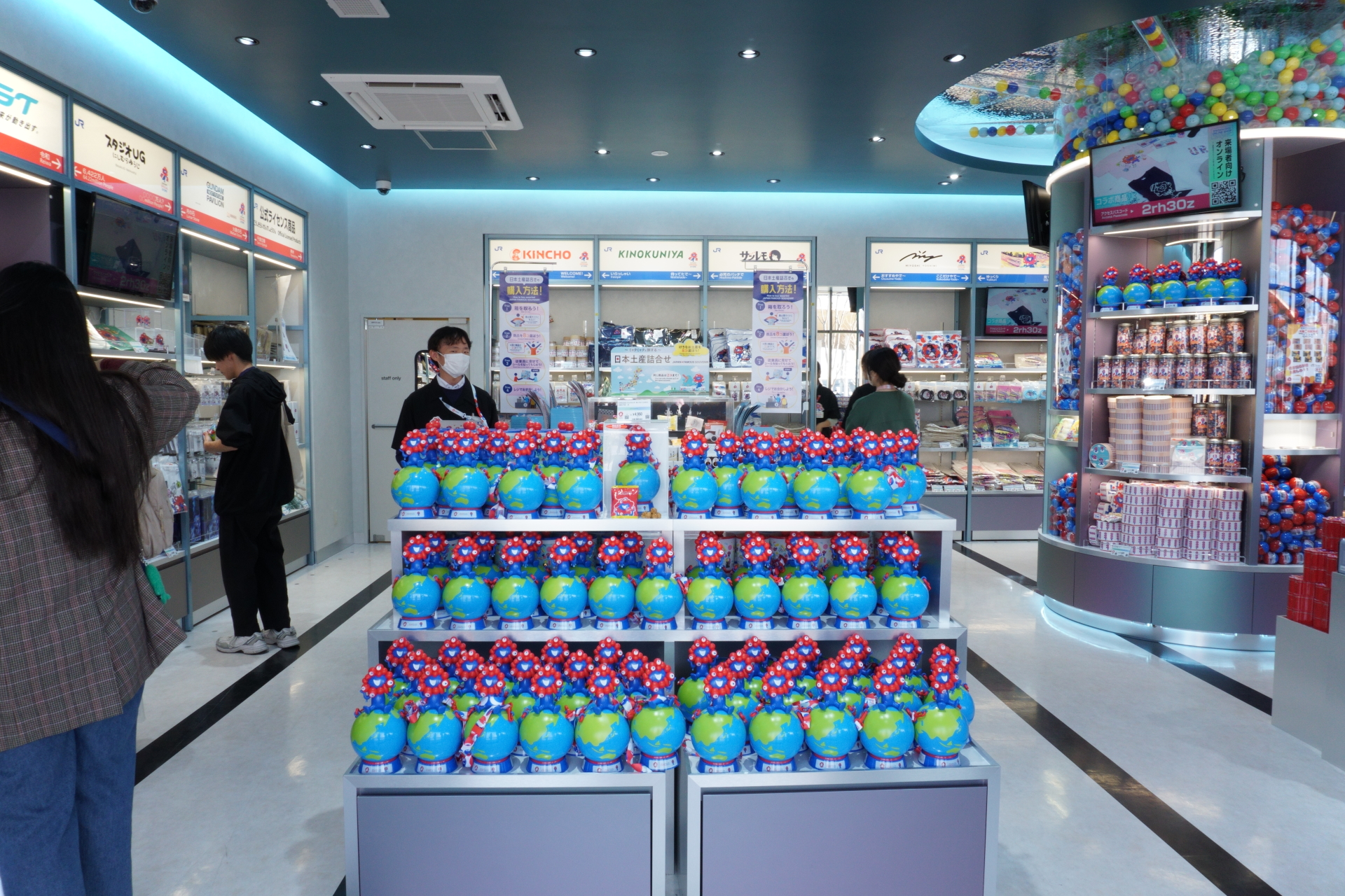 ポップコーンの中身は個包装になっており、食べ歩きというよりお土産用かも