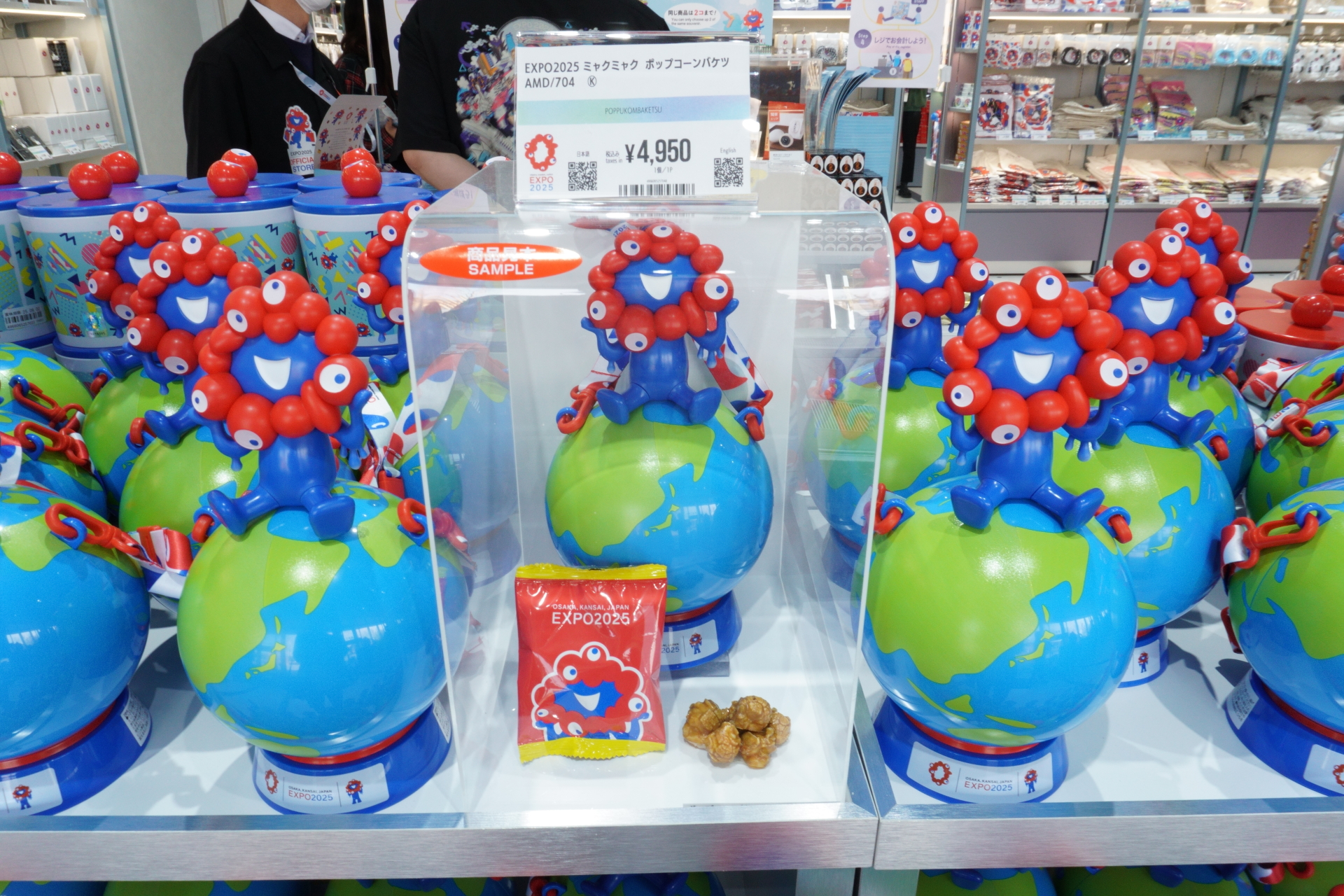 ポップコーンの中身は個包装になっており、食べ歩きというよりお土産用かも