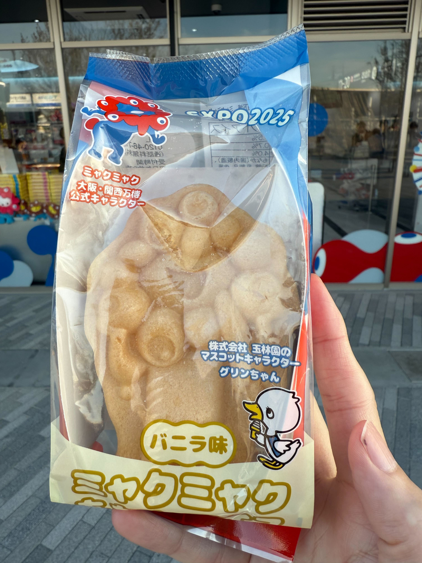 ひんやりスイーツは近くにあるベンチで食べるのもあり。写真は、ほかの編集部員が食べていたもなかアイス