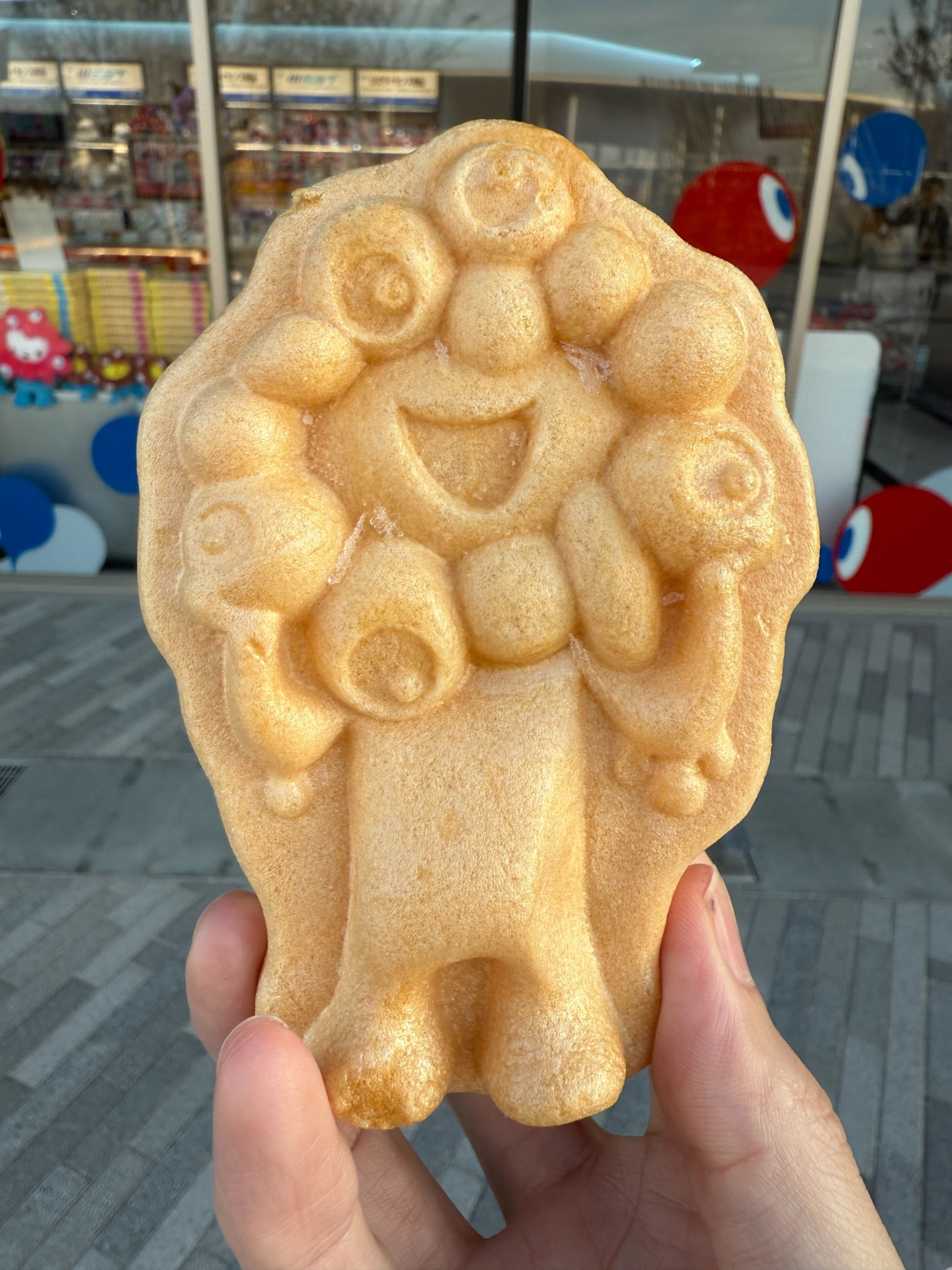 ひんやりスイーツは近くにあるベンチで食べるのもあり。写真は、ほかの編集部員が食べていたもなかアイス