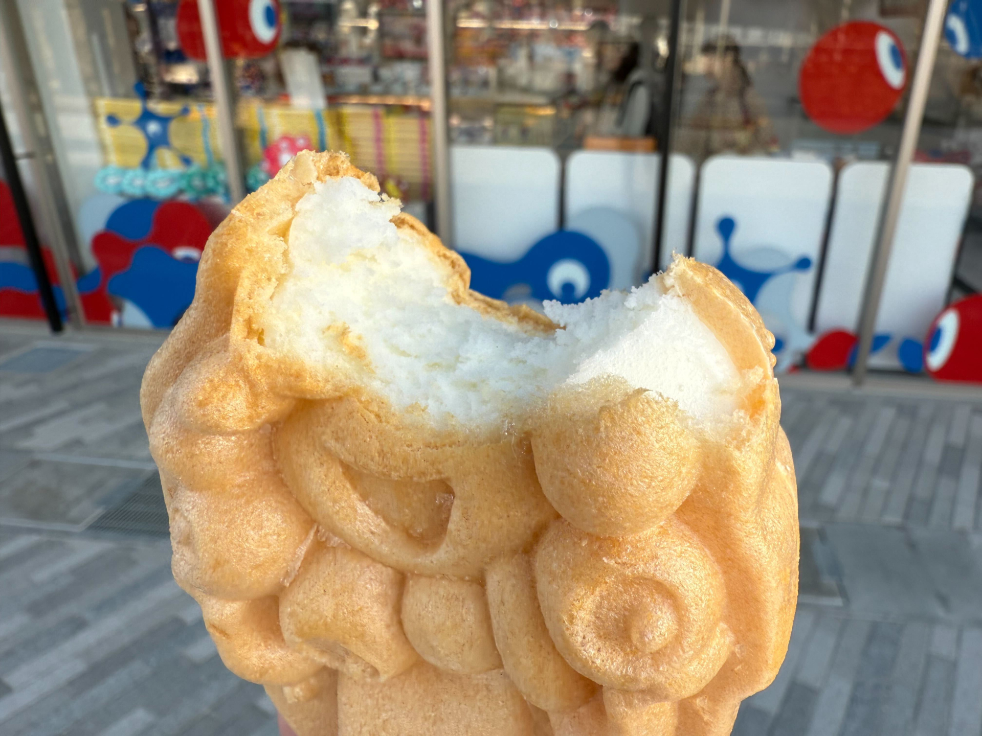 ひんやりスイーツは近くにあるベンチで食べるのもあり。写真は、ほかの編集部員が食べていたもなかアイス