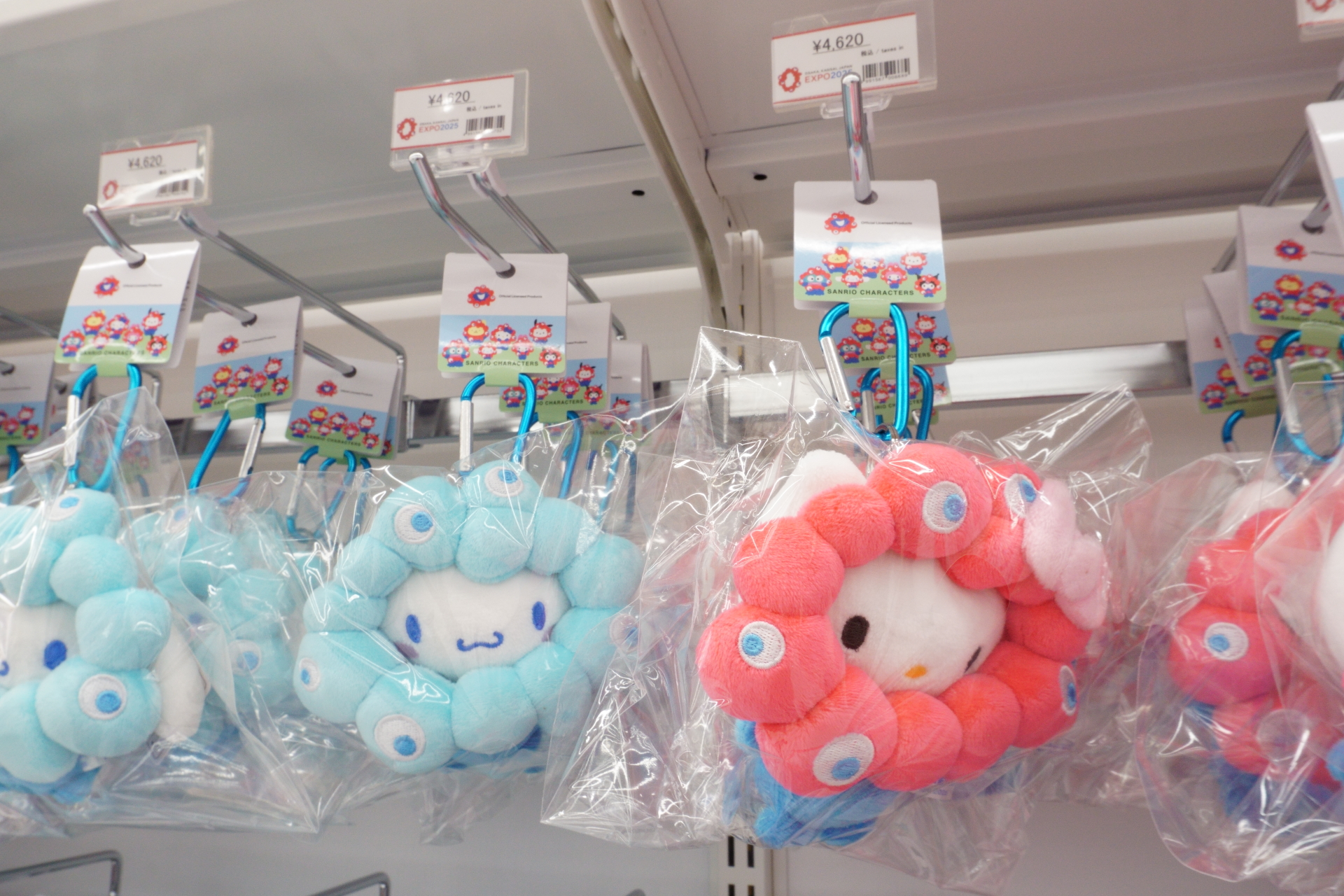 サンリオ×大阪・関西万博公式グッズ &copy;2025 SANRIO CO.,LTD .