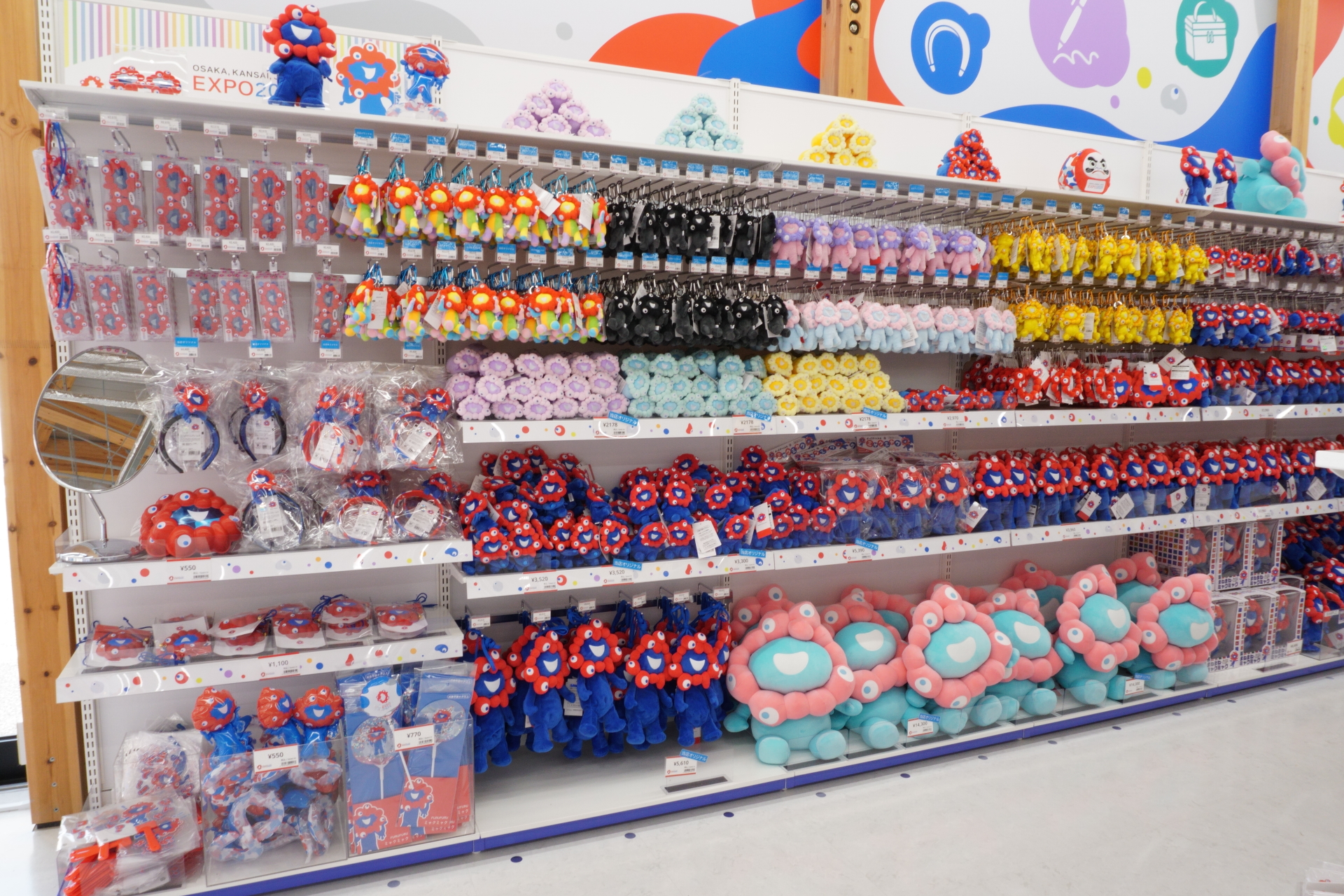 店内は広くて見やすいうえ、お菓子やキーホルダーなどまんべんなく取りそろえている