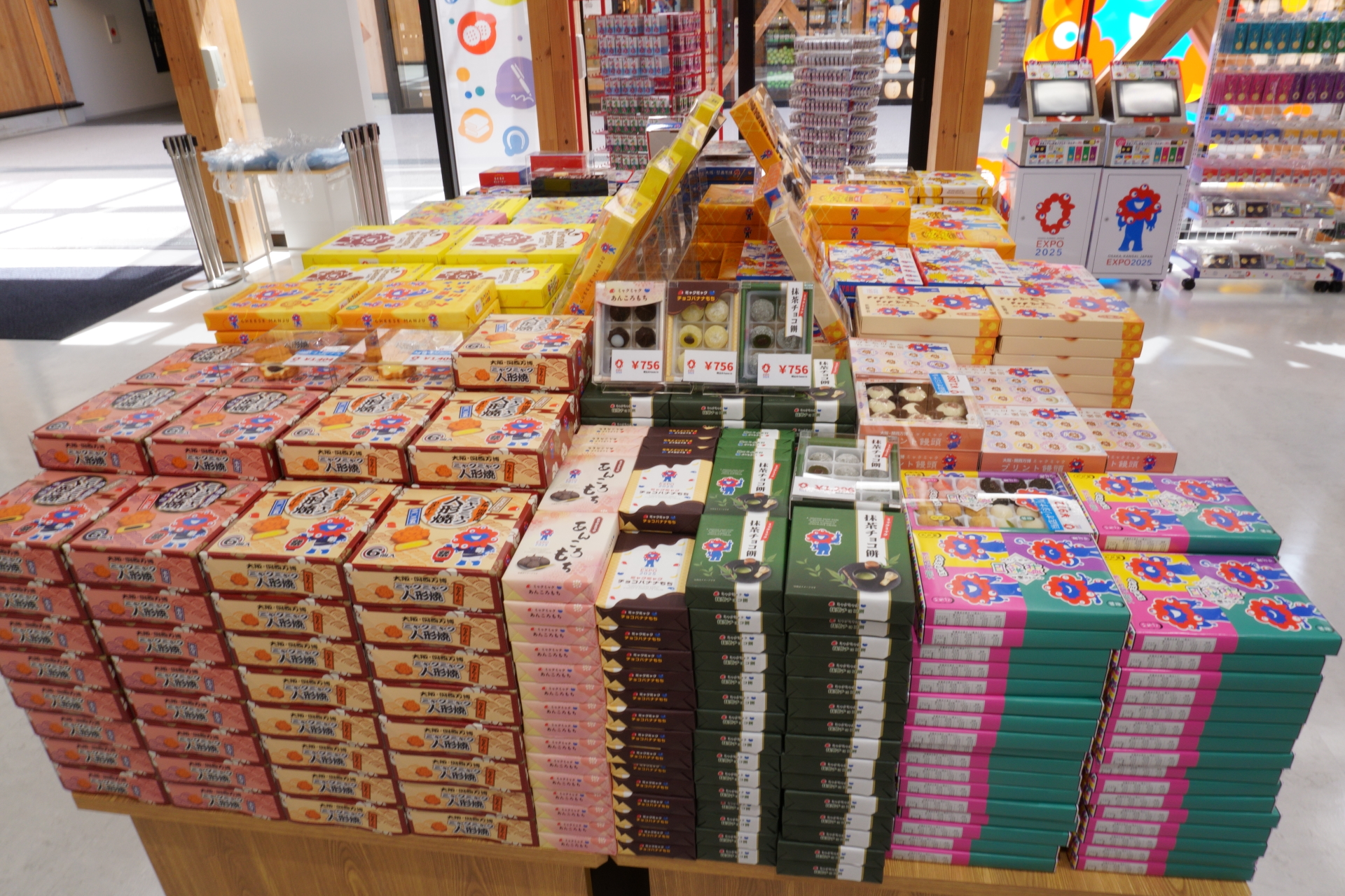 店内は広くて見やすいうえ、お菓子やキーホルダーなどまんべんなく取りそろえている