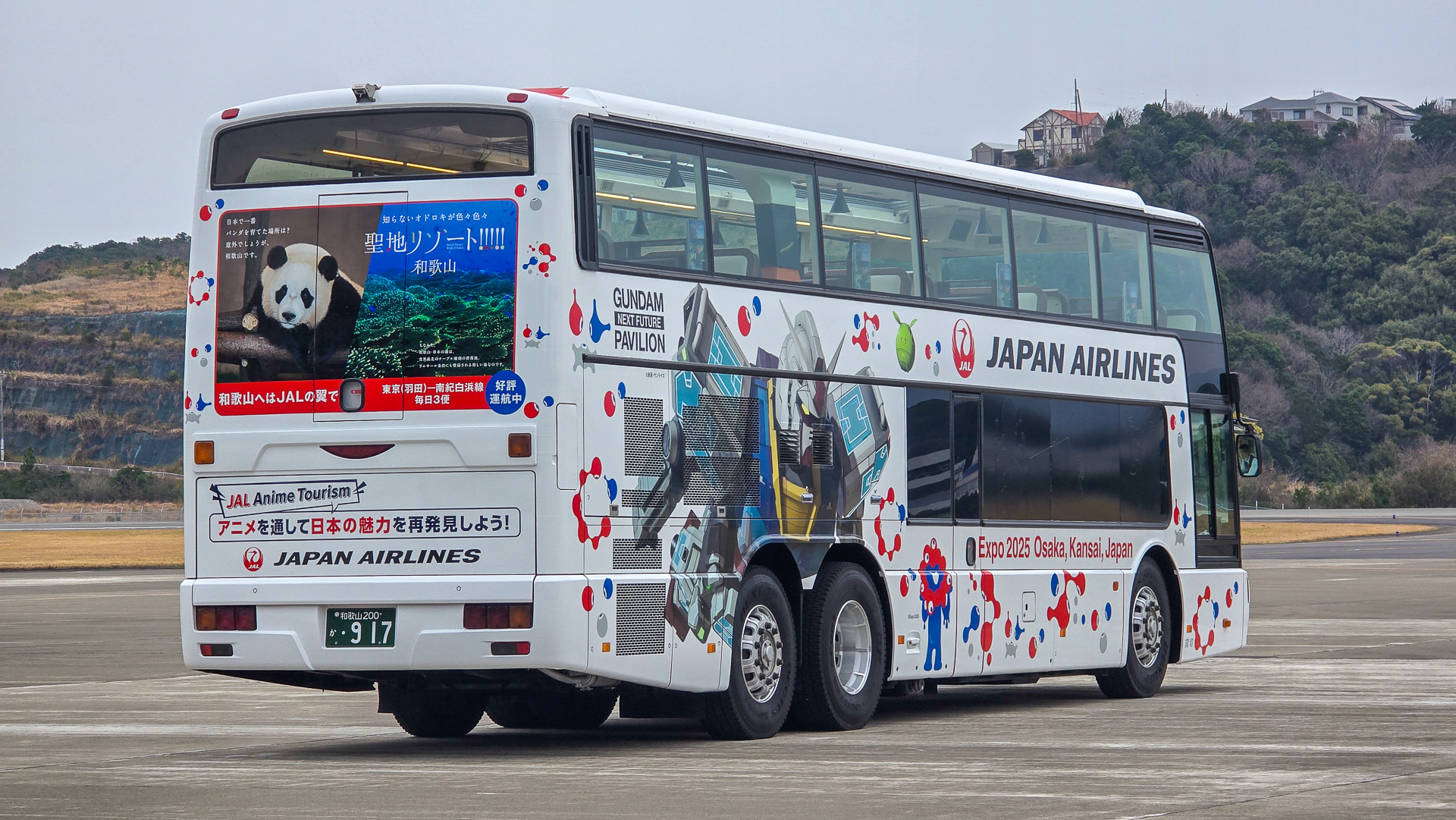 バス後方部を和歌山県仕様のラッピングバスにし、県内を走行いたしました