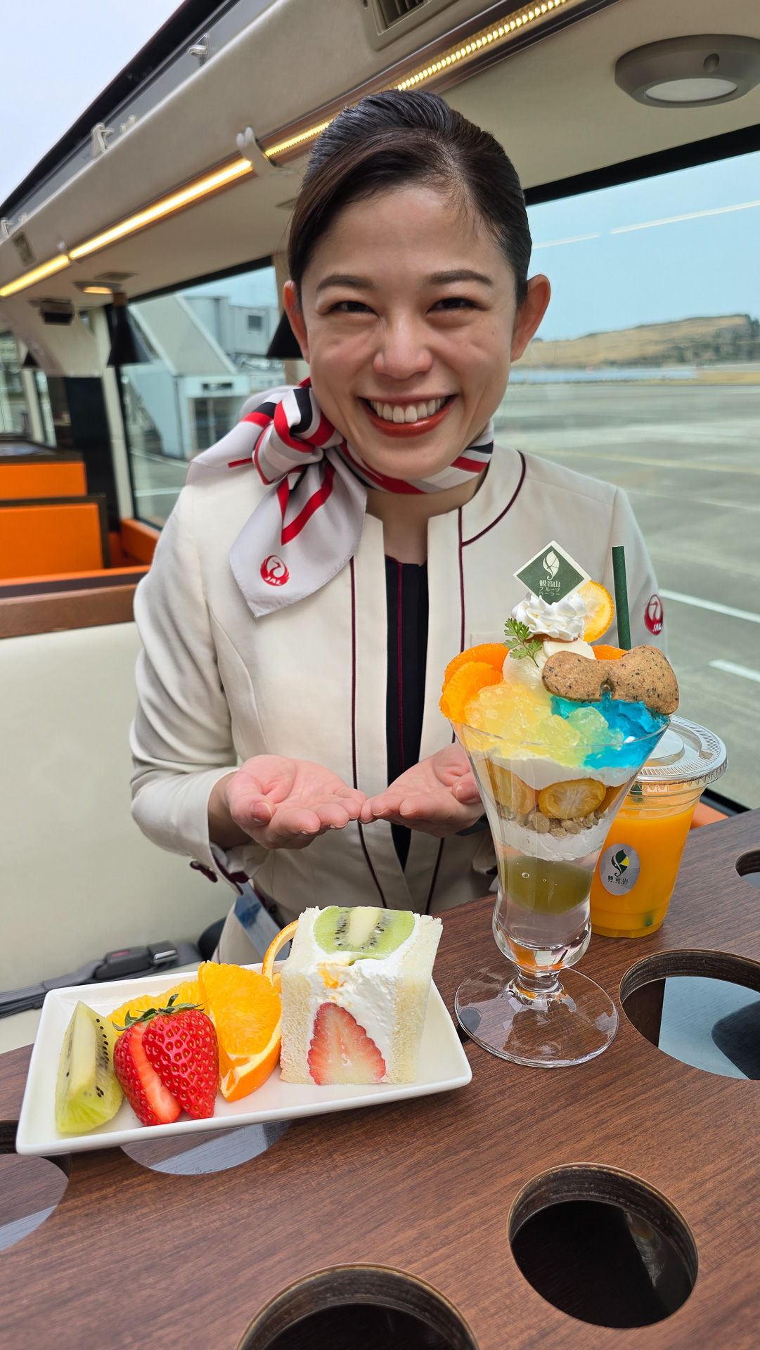 車内では和歌山県産フルーツをふんだんに使用したスイーツをお楽しみいただきました