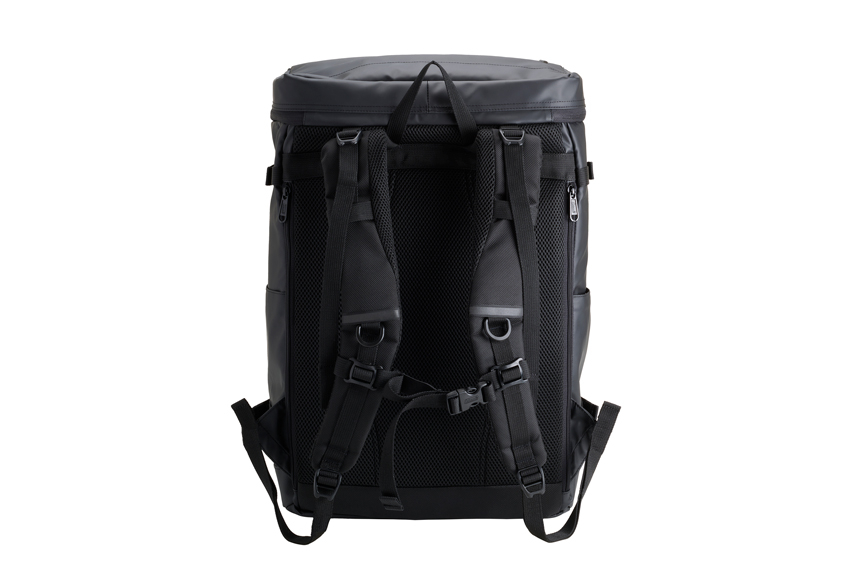 背面はメッシュ素材を採用、ストラップはクッション入り