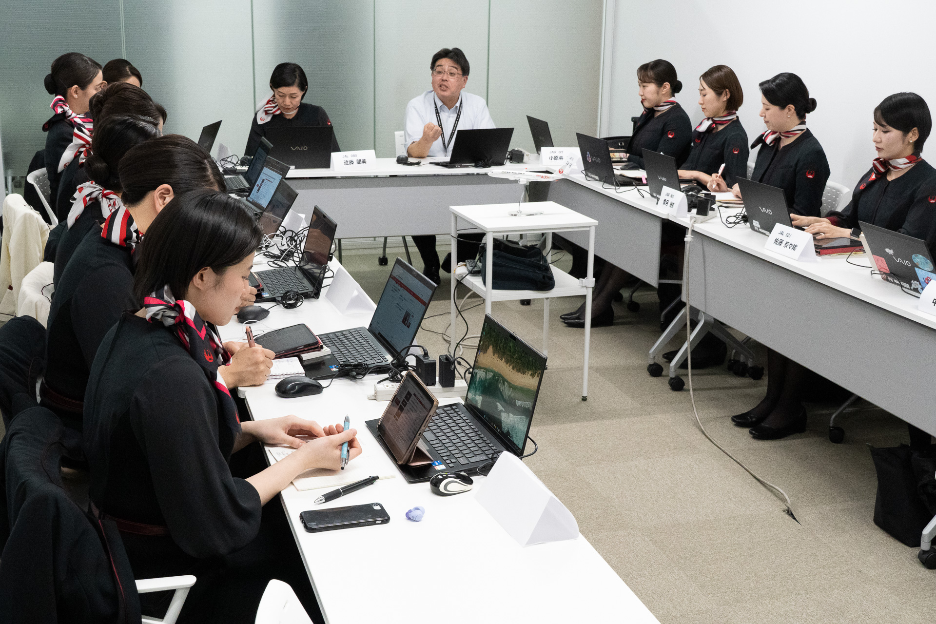 この日は天王洲の本社で座学などに取り組んでいた