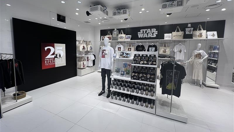 昨年同様専用エリアで関連アイテムを販売する