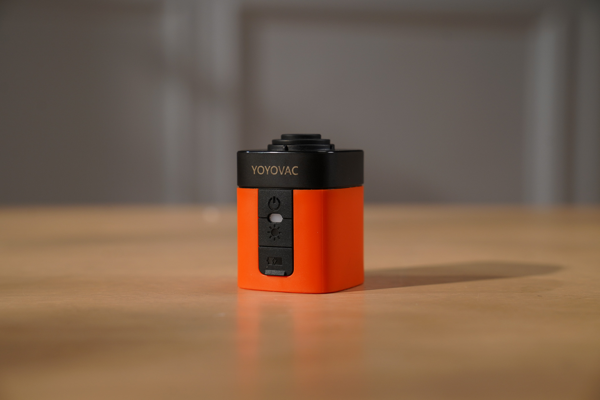 付属の充電式圧縮ポンプ