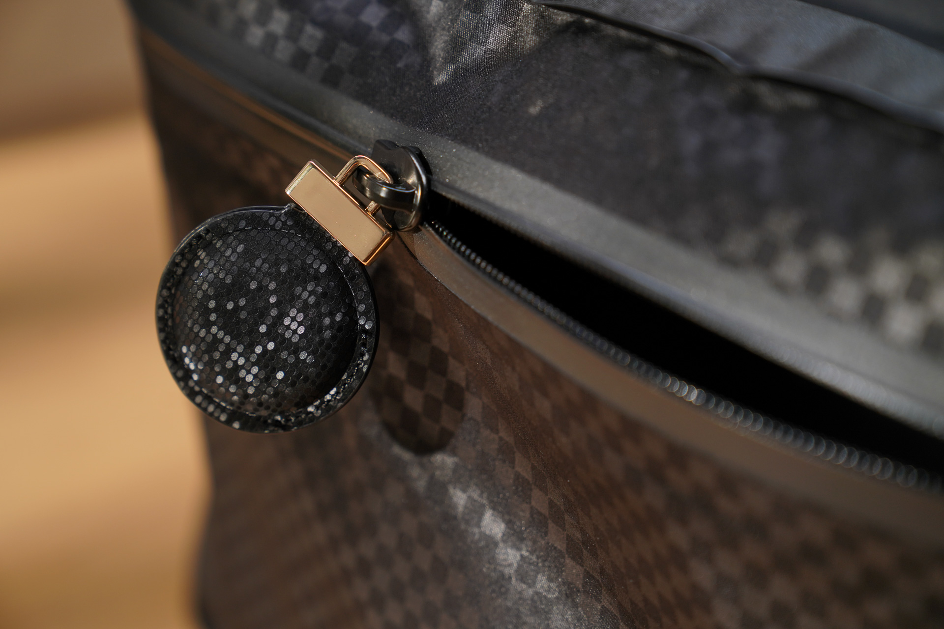 ファスナー部にスマホで探せる追跡タグ付き