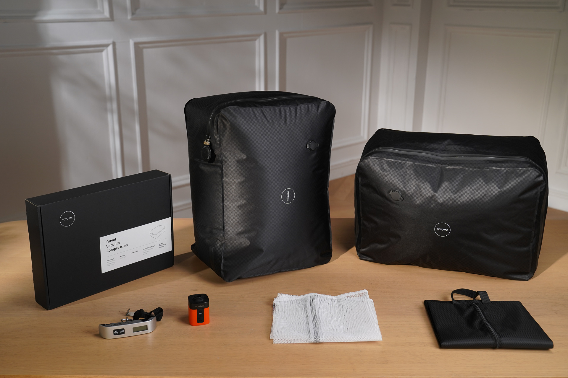 「スタンダードセット」には、追跡タグ付き圧縮トラベルバッグ、圧縮トラベルバッグ、圧縮ポンプ、洗濯ネット、シューズバッグ、ジッパー用オイルが付属する