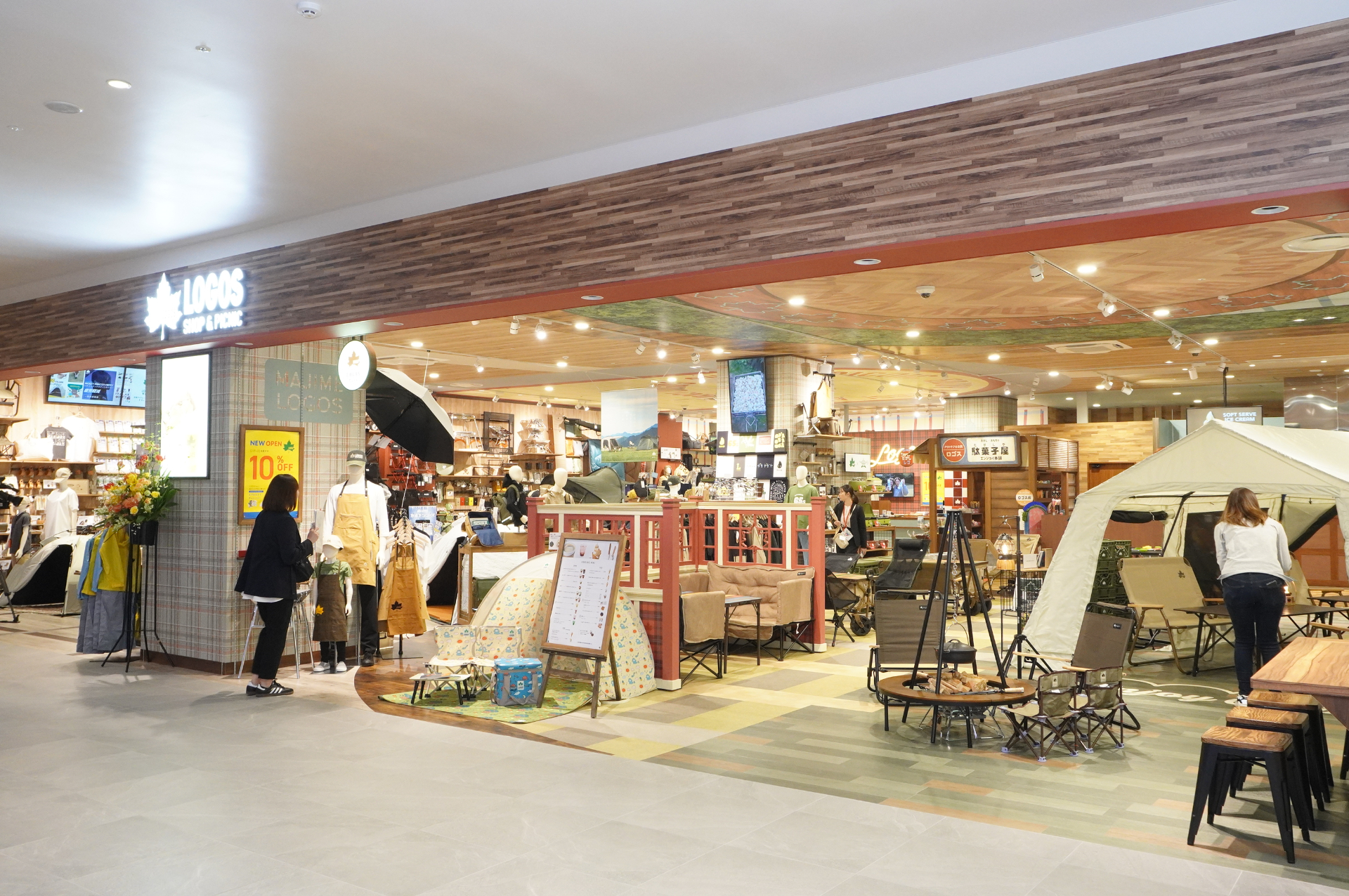 愛知県初・新業態店「ロゴスショップ＆ピクニック」。カフェメニューは、店内できたてキャラメルポップコーンや厚切りバリバリポテト、ボリューム満点たまごサンドなど