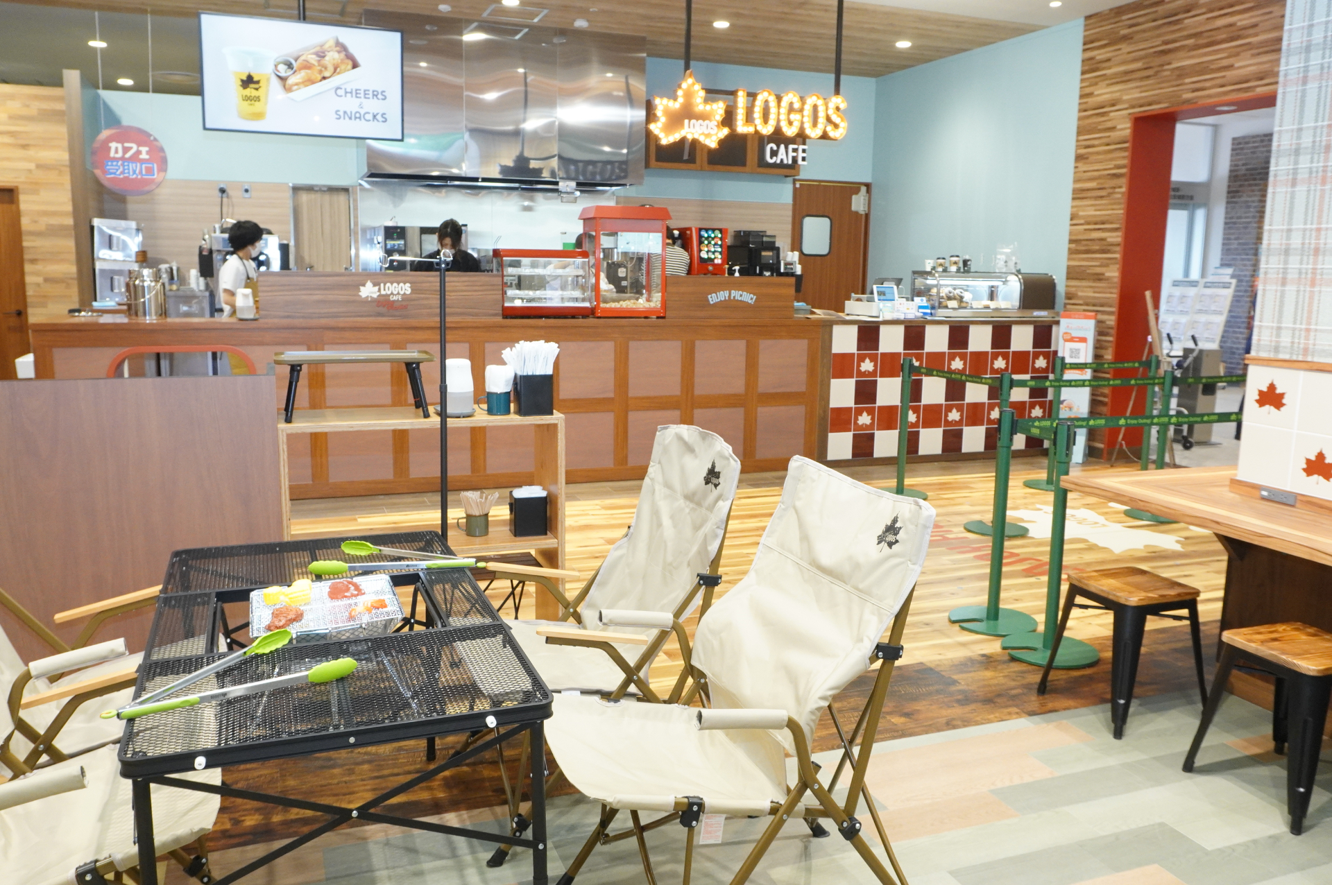 愛知県初・新業態店「ロゴスショップ＆ピクニック」。カフェメニューは、店内できたてキャラメルポップコーンや厚切りバリバリポテト、ボリューム満点たまごサンドなど