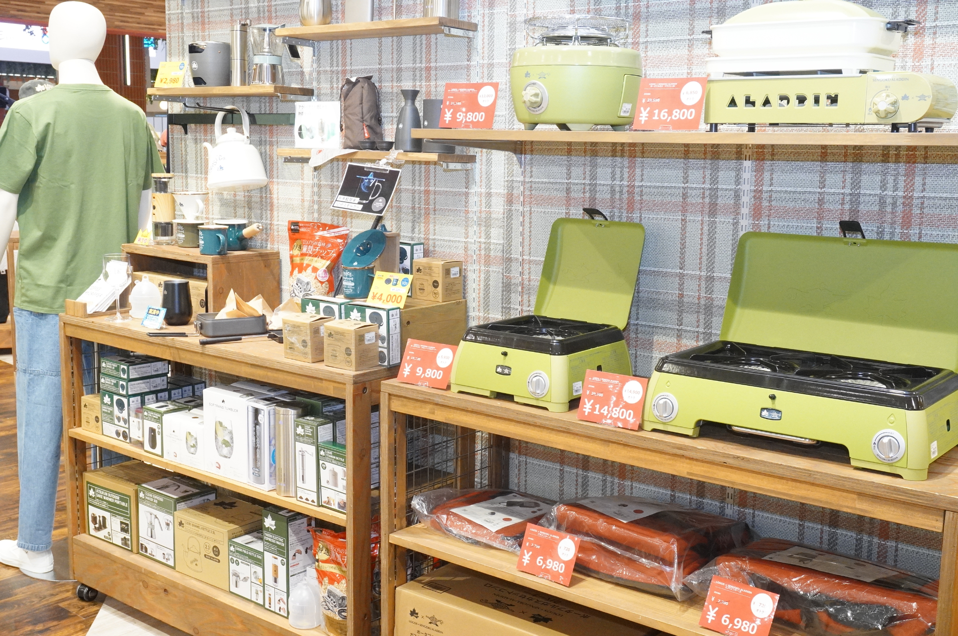 愛知県初・新業態店「ロゴスショップ＆ピクニック」。カフェメニューは、店内できたてキャラメルポップコーンや厚切りバリバリポテト、ボリューム満点たまごサンドなど