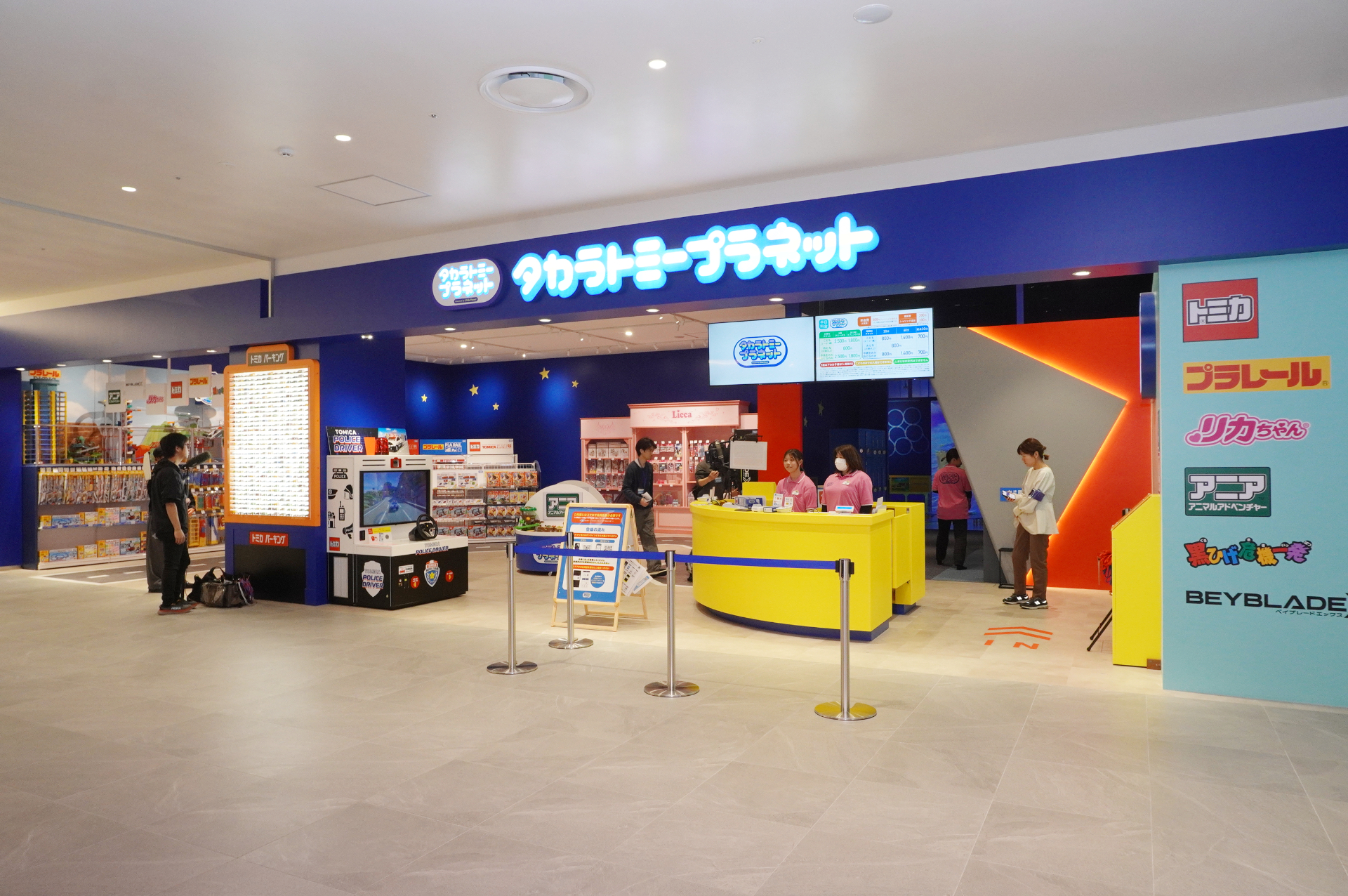 東海初出店「タカラトミープラネット」。海の中にいるようなプラレールやボールプール、滑り台などで遊べる