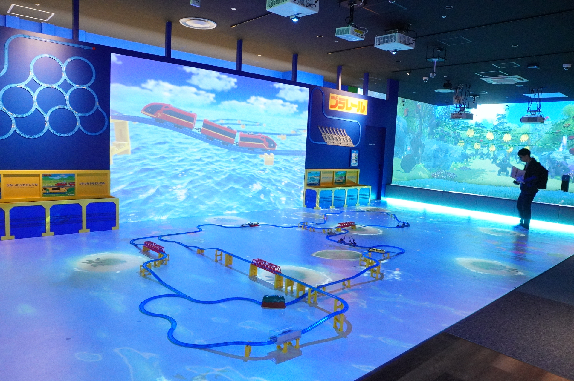 東海初出店「タカラトミープラネット」。海の中にいるようなプラレールやボールプール、滑り台などで遊べる