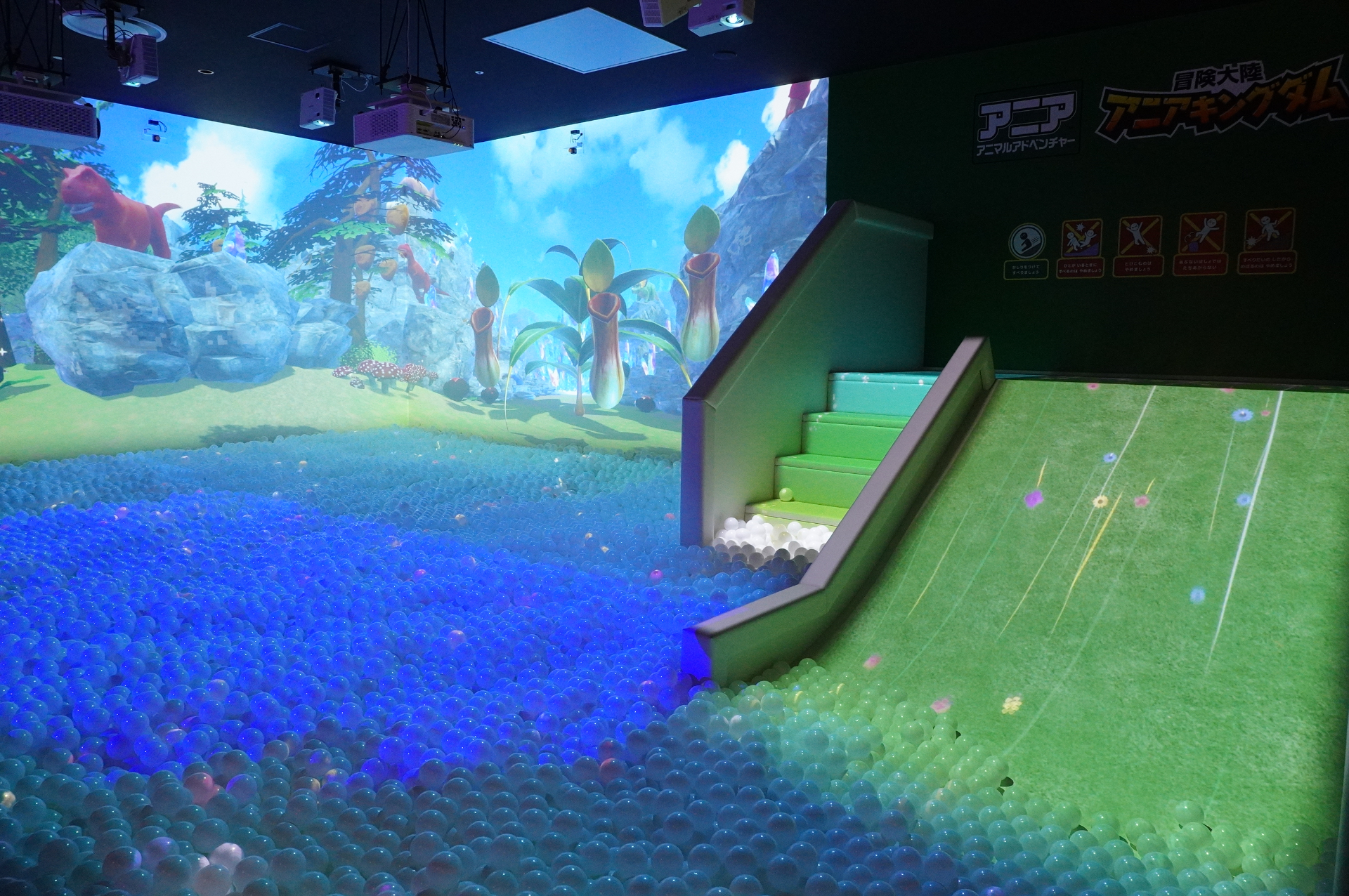 東海初出店「タカラトミープラネット」。海の中にいるようなプラレールやボールプール、滑り台などで遊べる