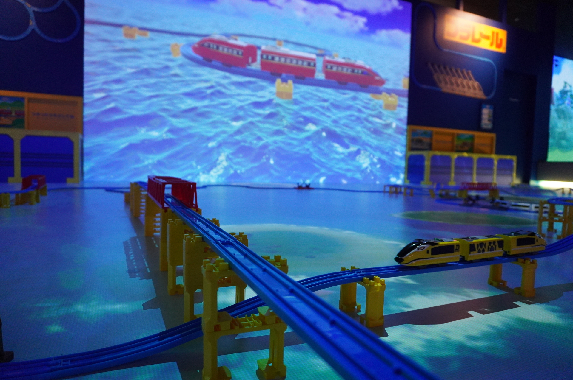 東海初出店「タカラトミープラネット」。海の中にいるようなプラレールやボールプール、滑り台などで遊べる