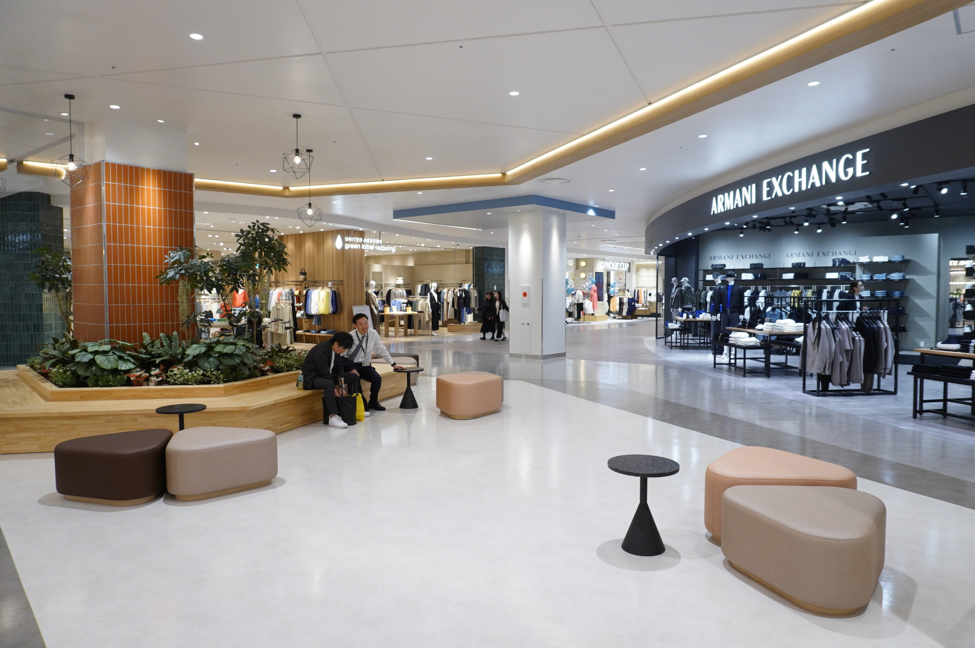 「LACOSTE」「POLO RALPH LAUREN」「TOMMY HILFIGER」「ARMANI EXCHANGE」といった海外発ブランドも