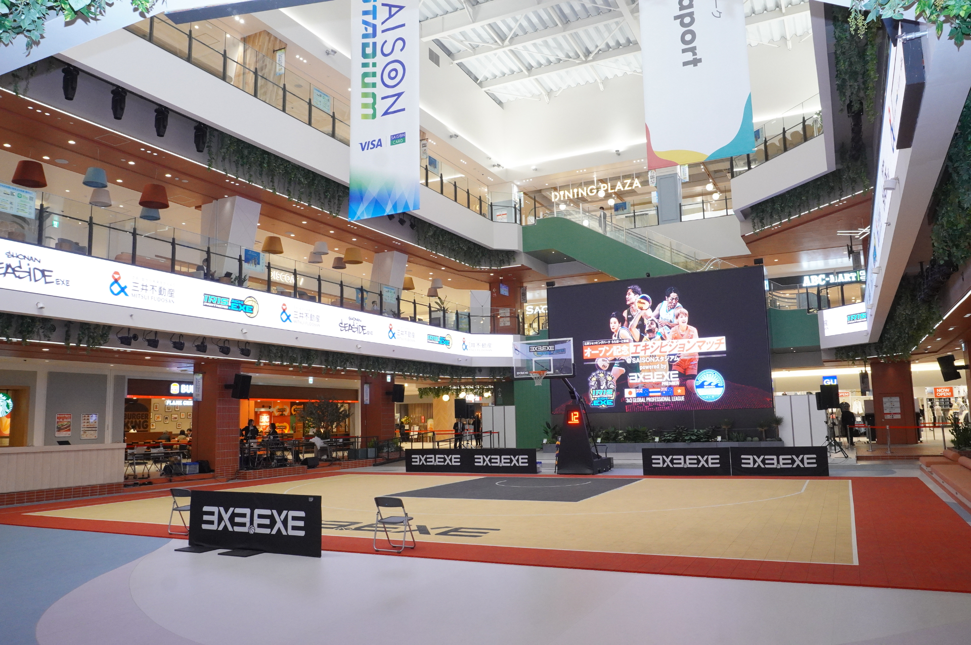 1000人以上収容可能な1階「SAISONスタジアム」ではスポーツイベントや音楽ライブを開催。1～3階が吹き抜けになっており、大型ビジョンや音響照明で臨場感を楽しめる