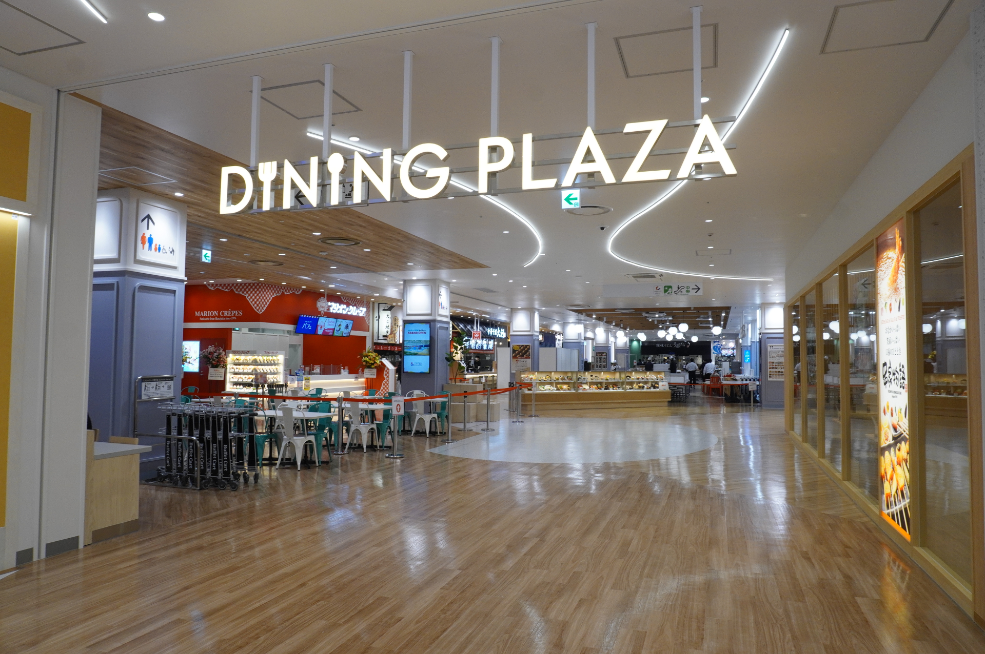 愛知県最大席数のフードコート。全座席数の約3分の1はスマホなどを充電可能な設備付き