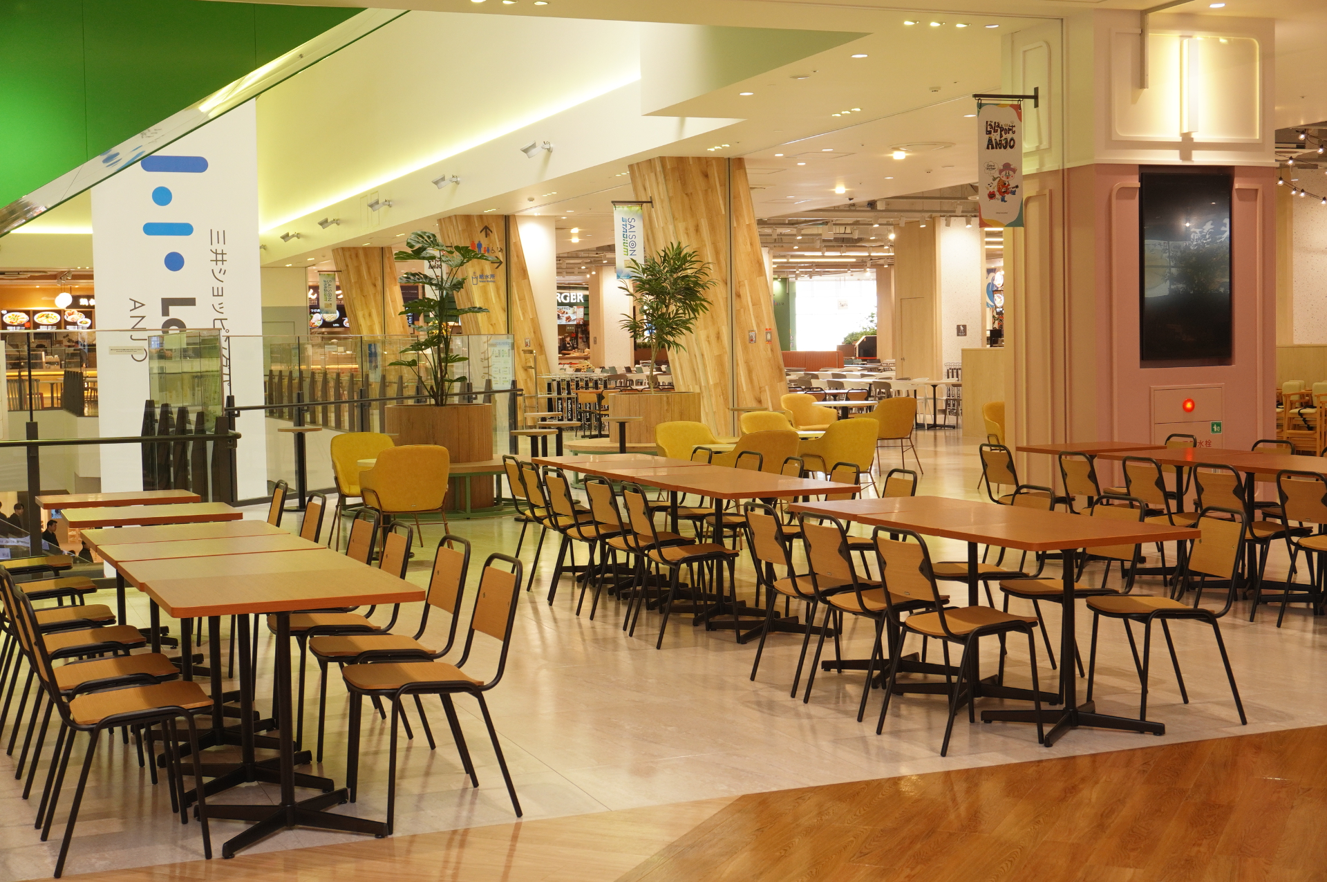 愛知県最大席数のフードコート。全座席数の約3分の1はスマホなどを充電可能な設備付き