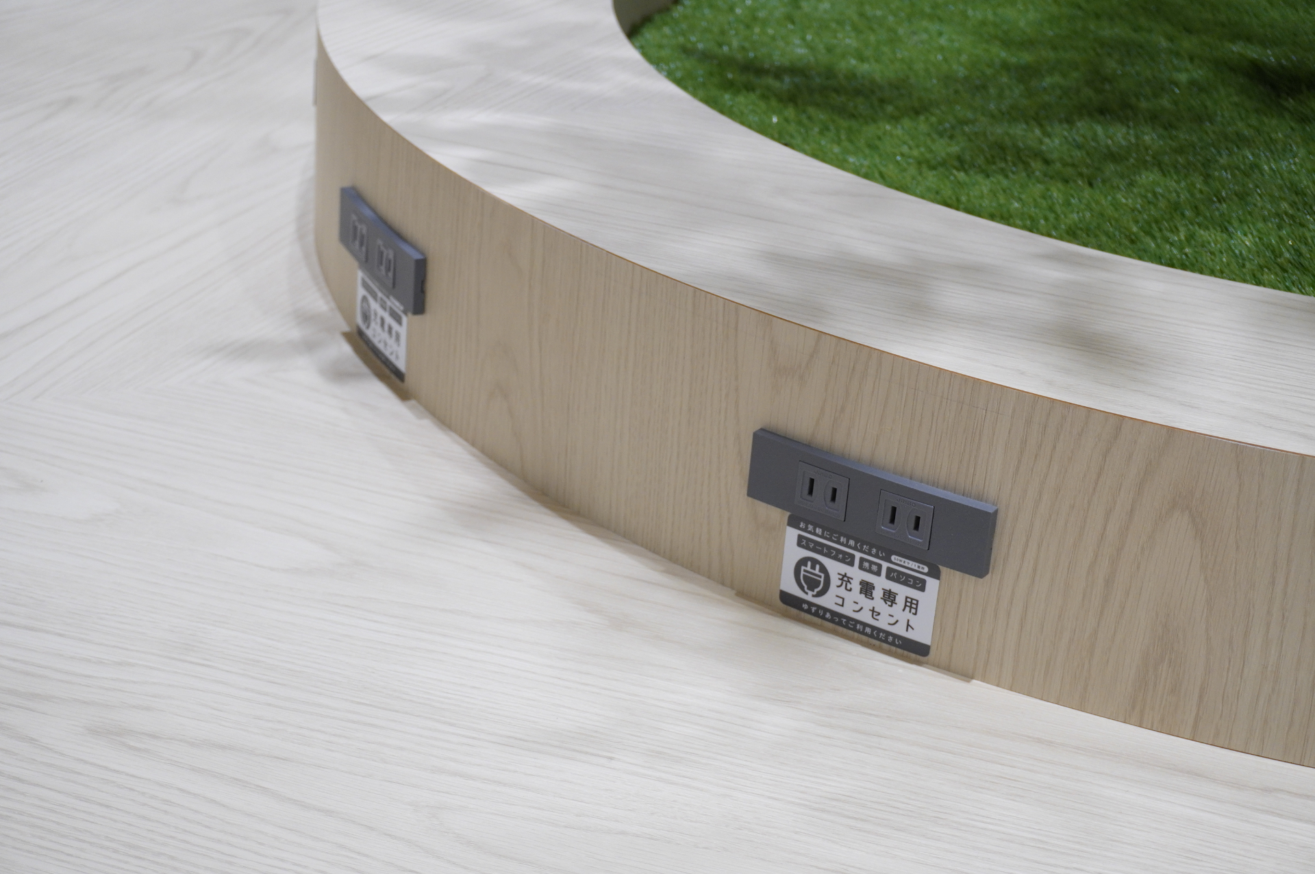 愛知県最大席数のフードコート。全座席数の約3分の1はスマホなどを充電可能な設備付き