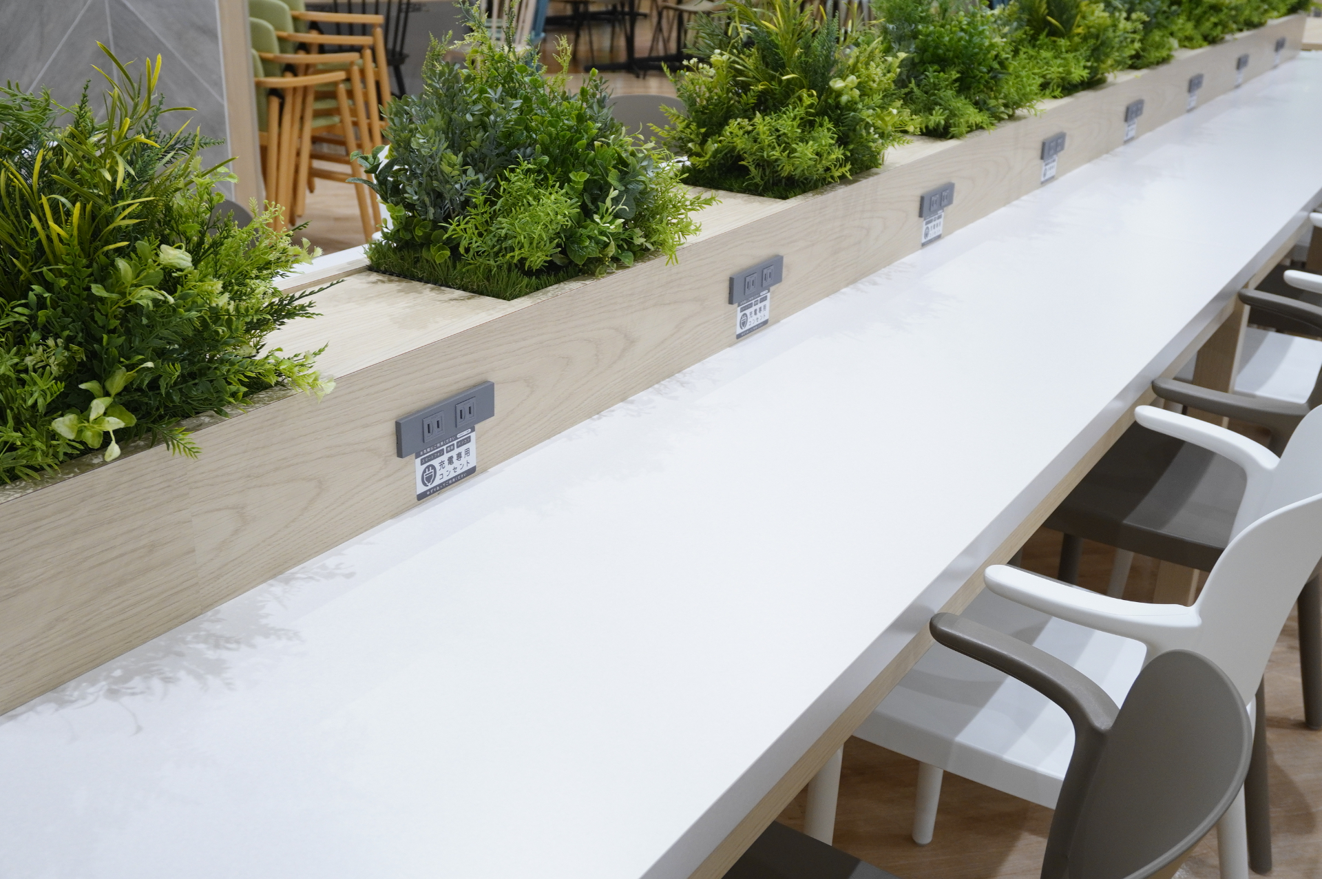 愛知県最大席数のフードコート。全座席数の約3分の1はスマホなどを充電可能な設備付き