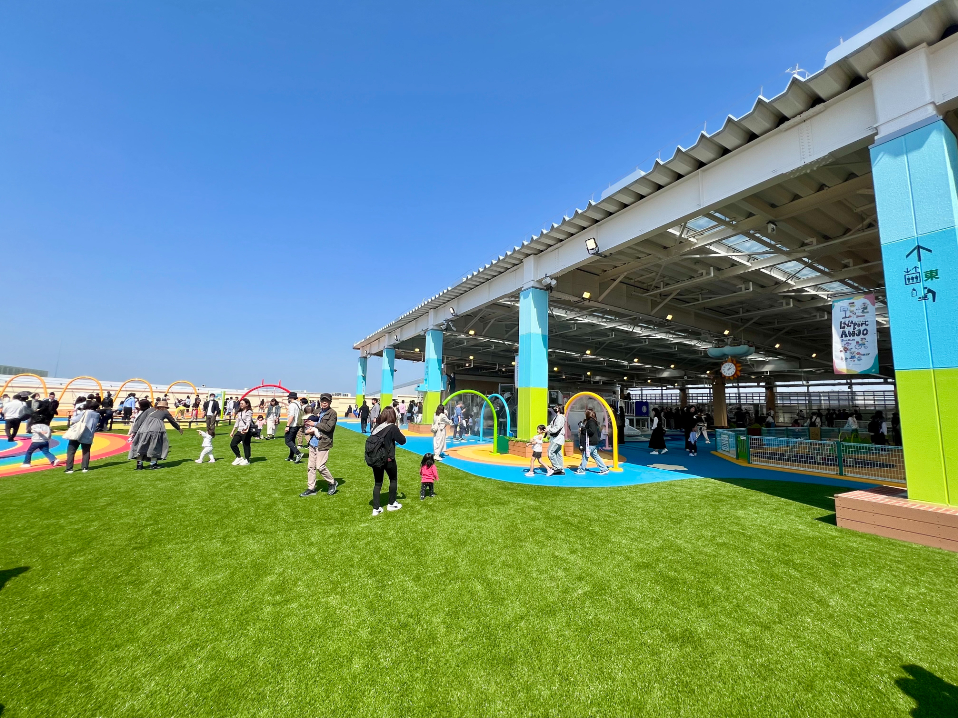 4階にある屋上広場「ルーフトップパーク」では、約3800m<span class="em sup">2</span>の広さに商業施設の屋上遊具数としては日本一となる46台の遊具と60種類以上の遊びのコンテンツを用意