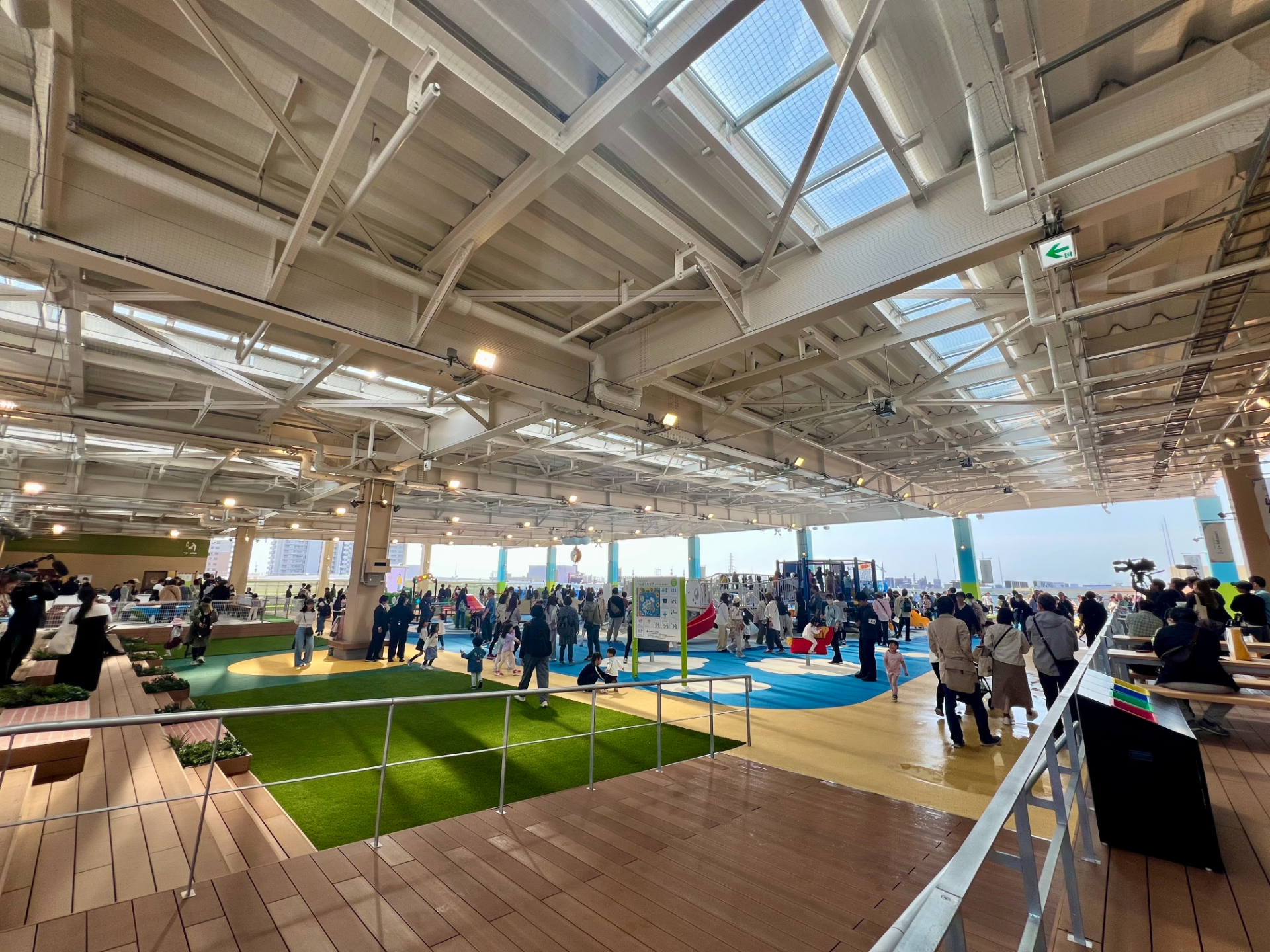 4階にある屋上広場「ルーフトップパーク」では、約3800m<span class="em sup">2</span>の広さに商業施設の屋上遊具数としては日本一となる46台の遊具と60種類以上の遊びのコンテンツを用意