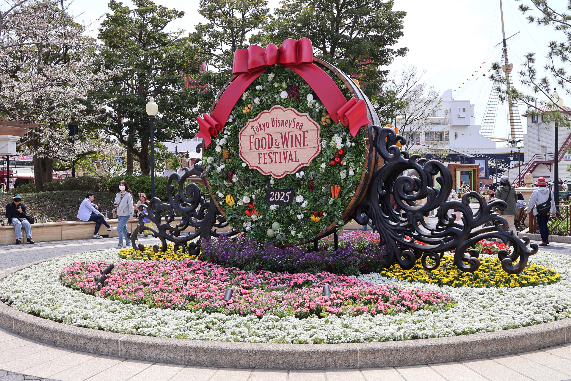 ワイン樽をイメージするモニュメントも迫力満点！　雰囲気もばっちりでドリンクが進む